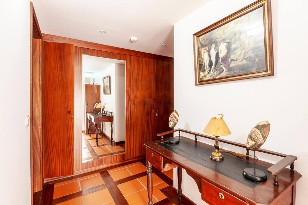 Six-Bedroom House photo 3