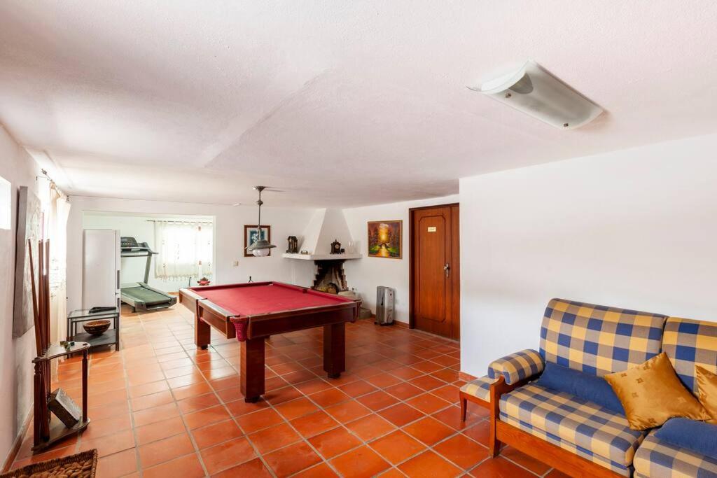 Six-Bedroom House photo 2