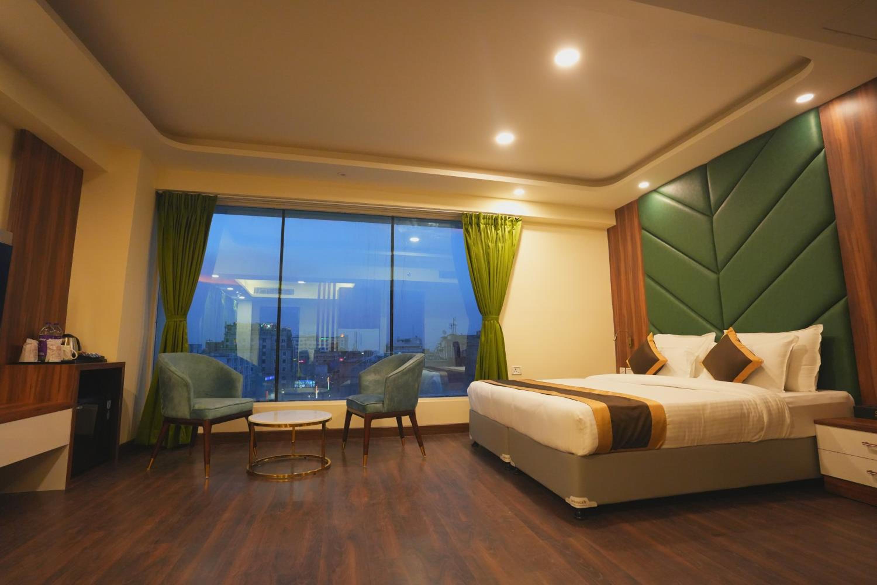 Suite - Photo 1
