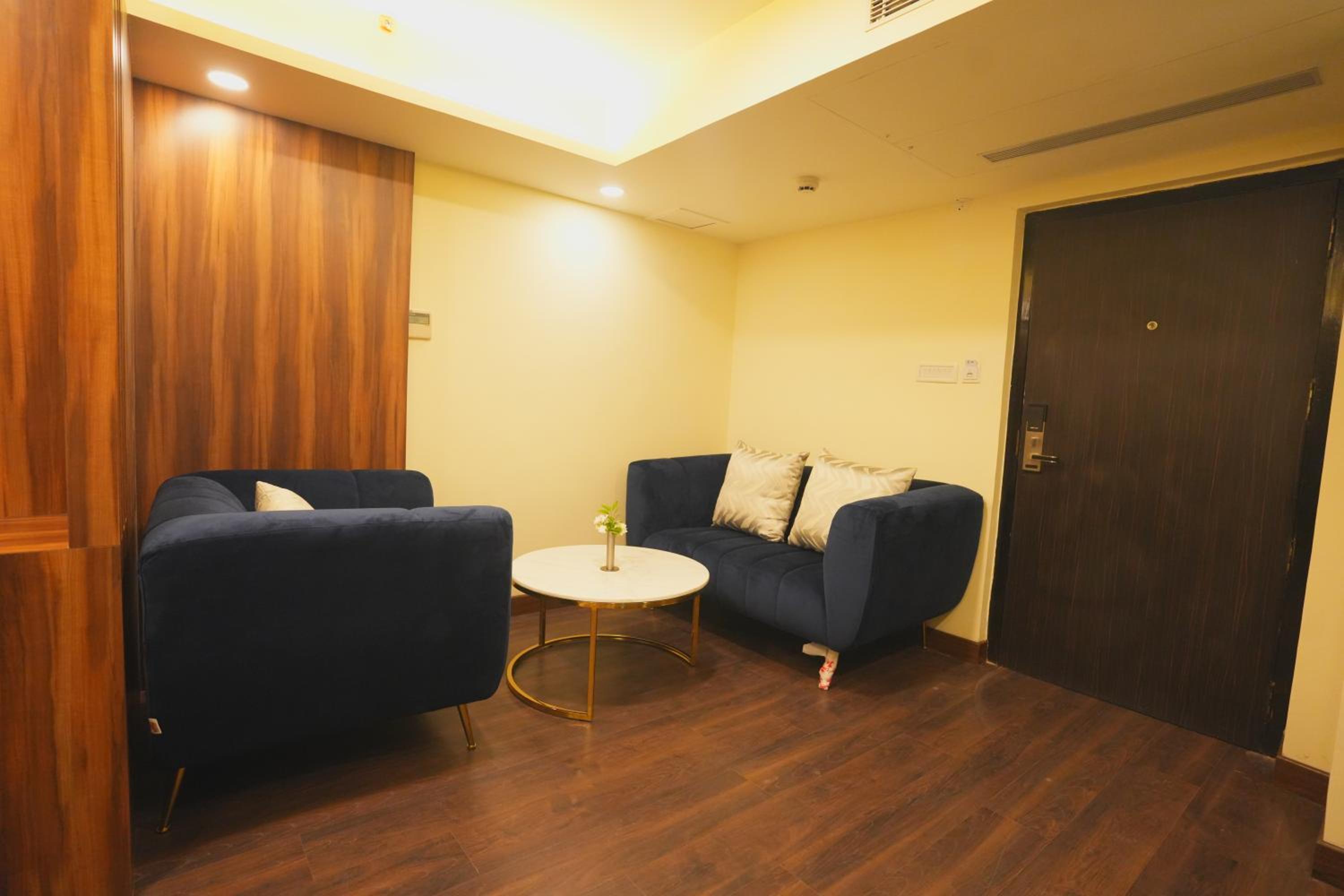 Suite - Photo 11