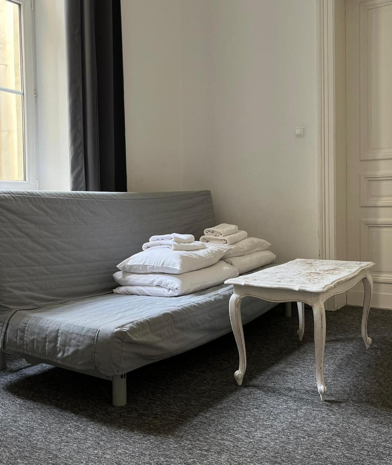 One-Bedroom Apartment - Photo 2