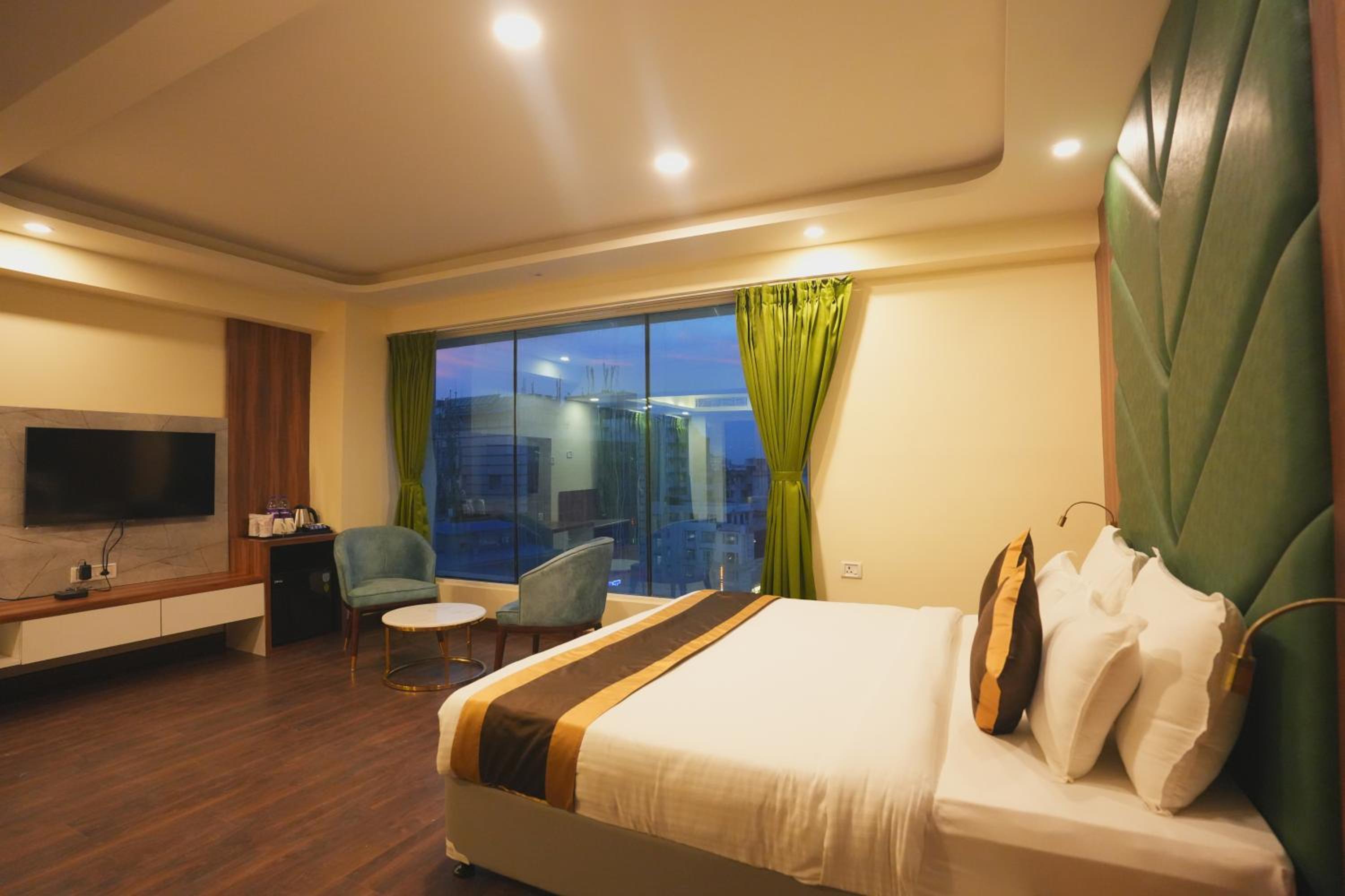 Suite - Photo 13