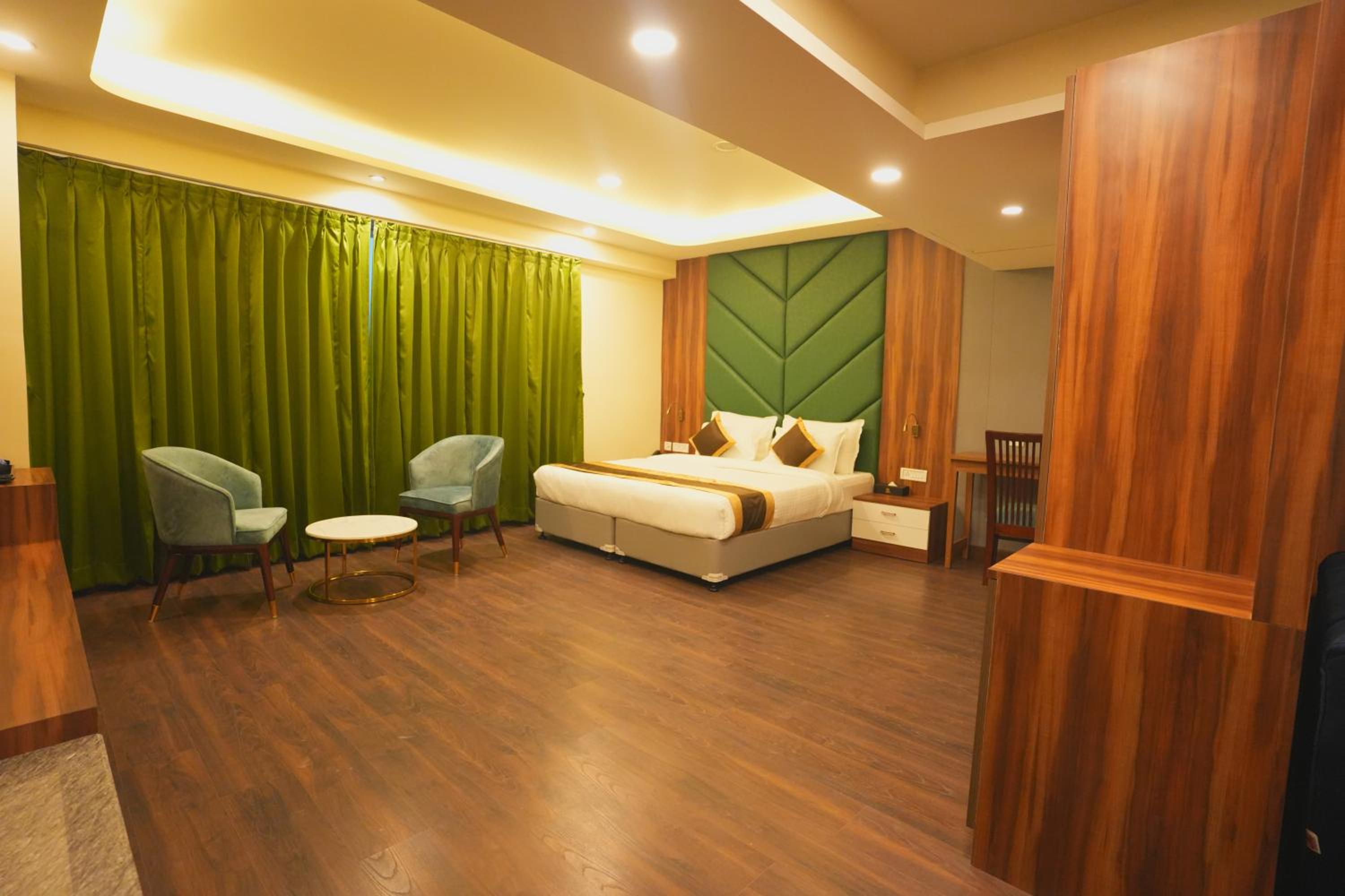 Suite - Photo 14