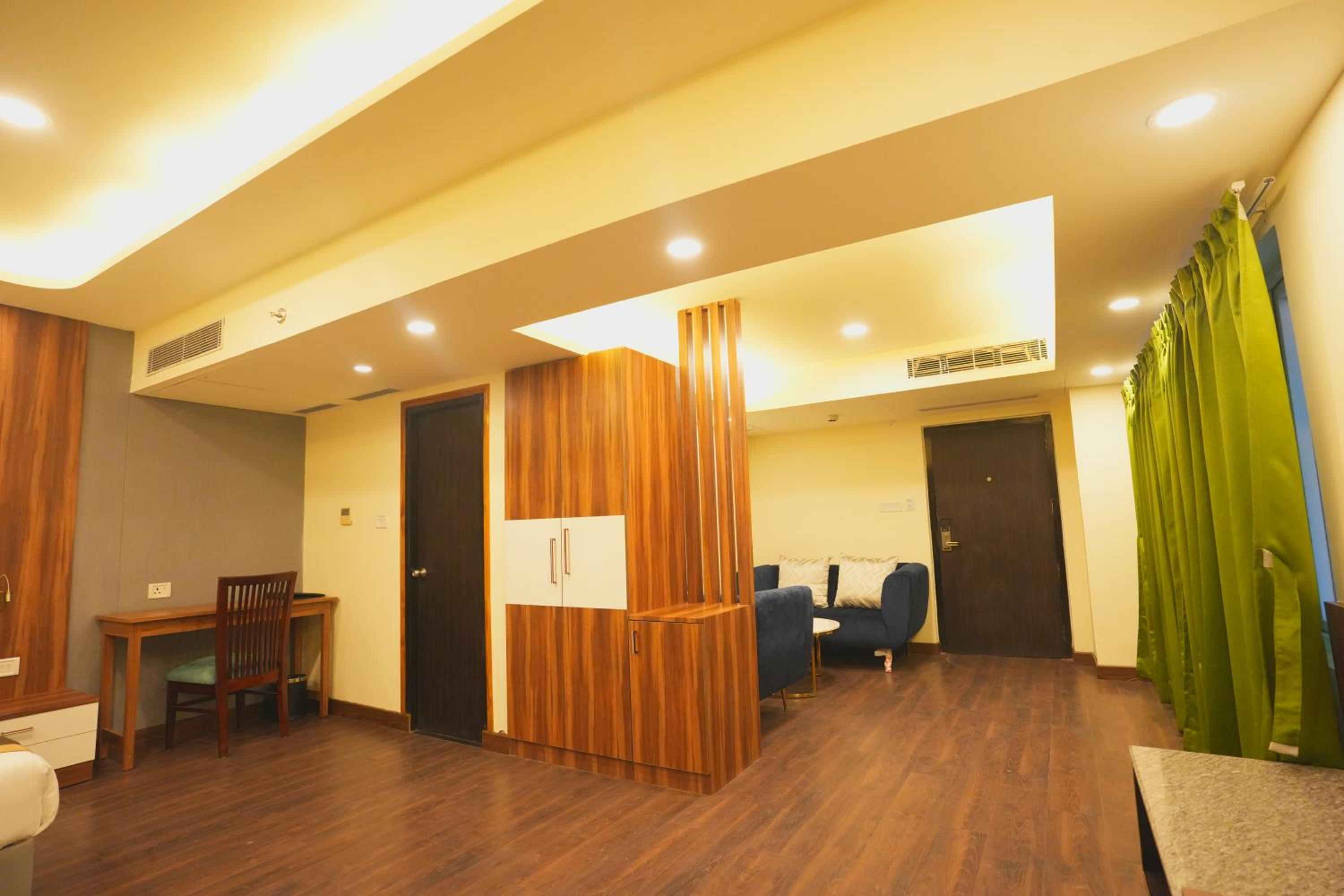 Suite - Photo 12