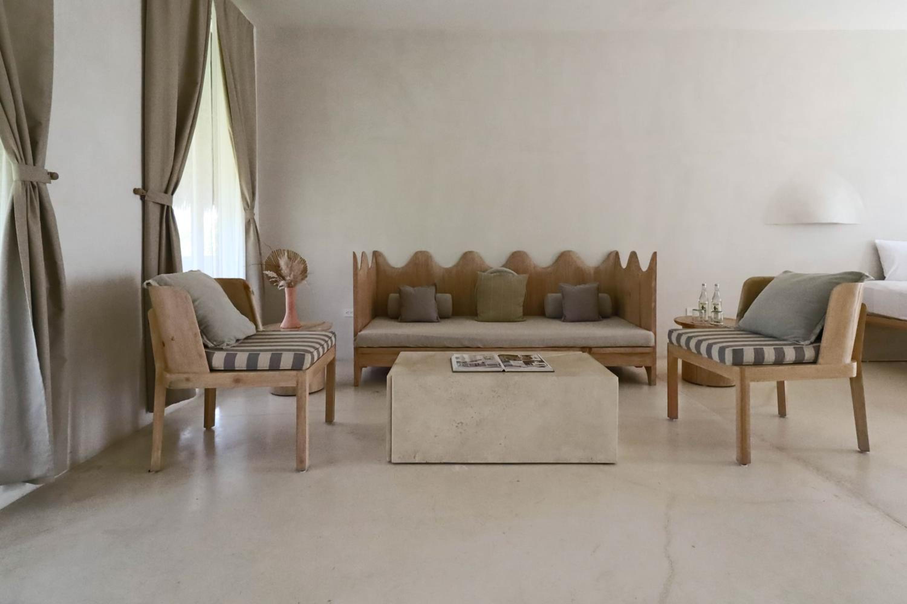 Suite - Photo 1