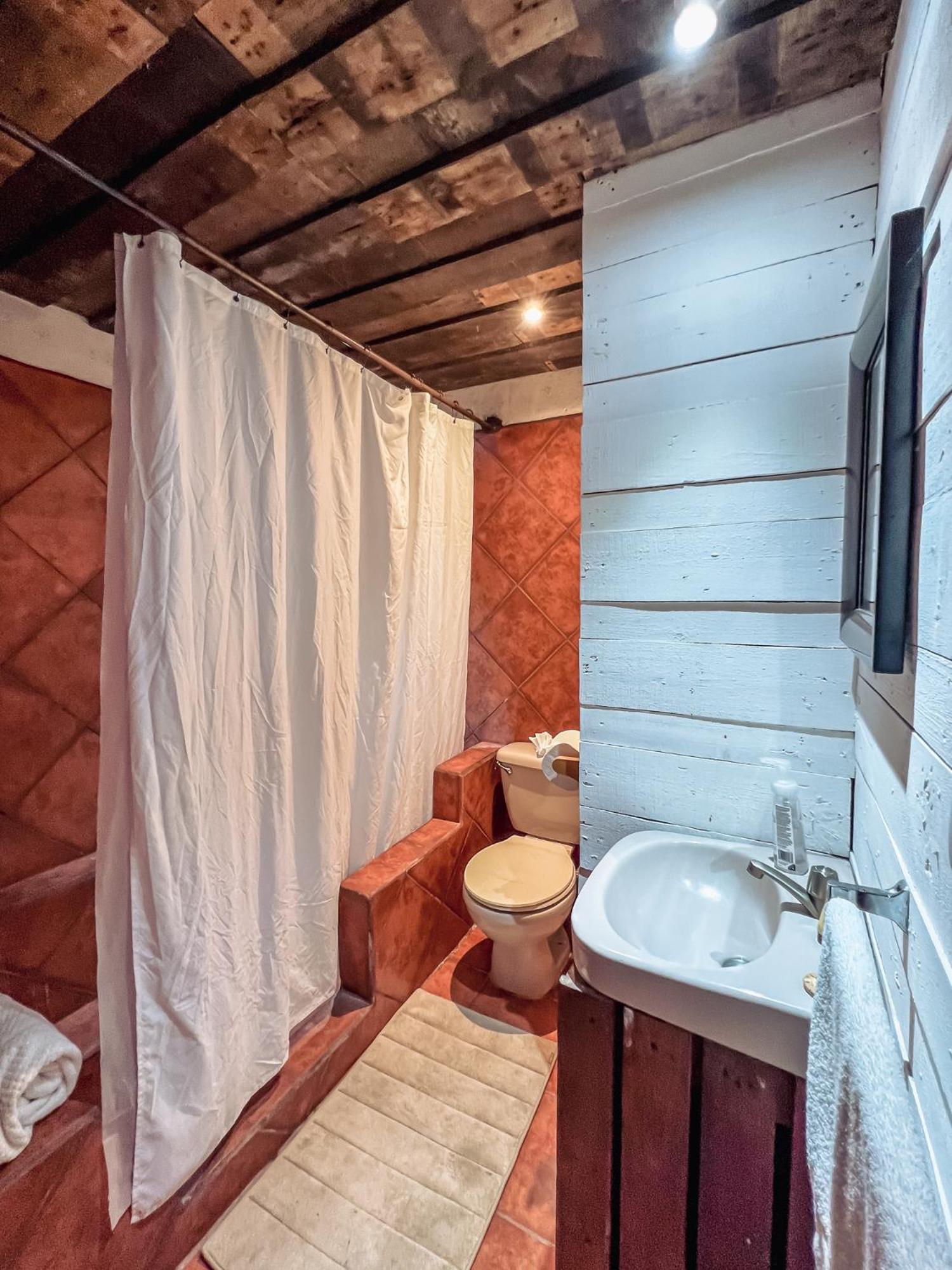 Quadruple Room with Private Bathroom photo 3