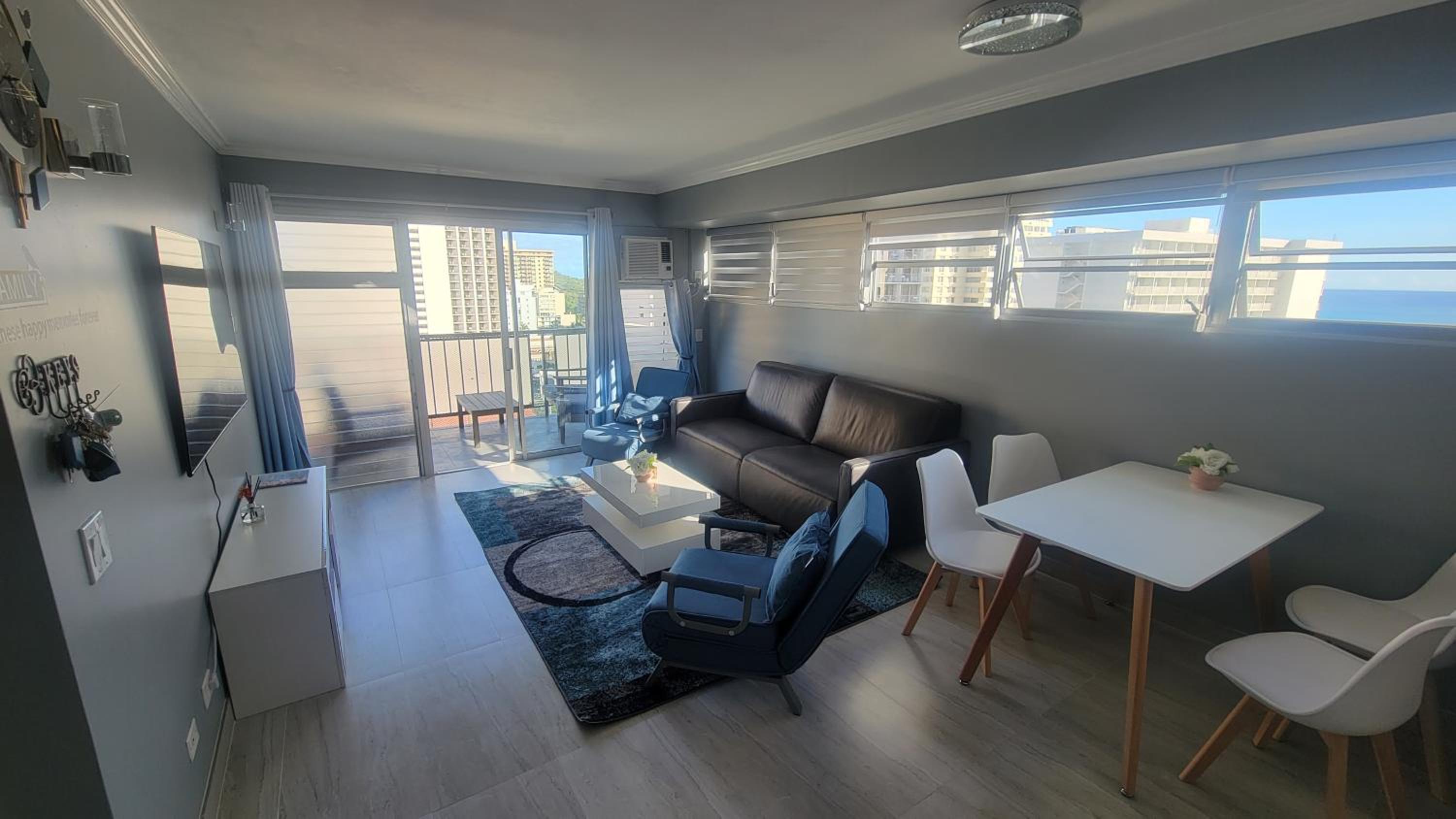 Waikiki Condo 2 Bedrooms 2 Bathrooms with 1 free parking space: Two-Bedroom Apartment photo