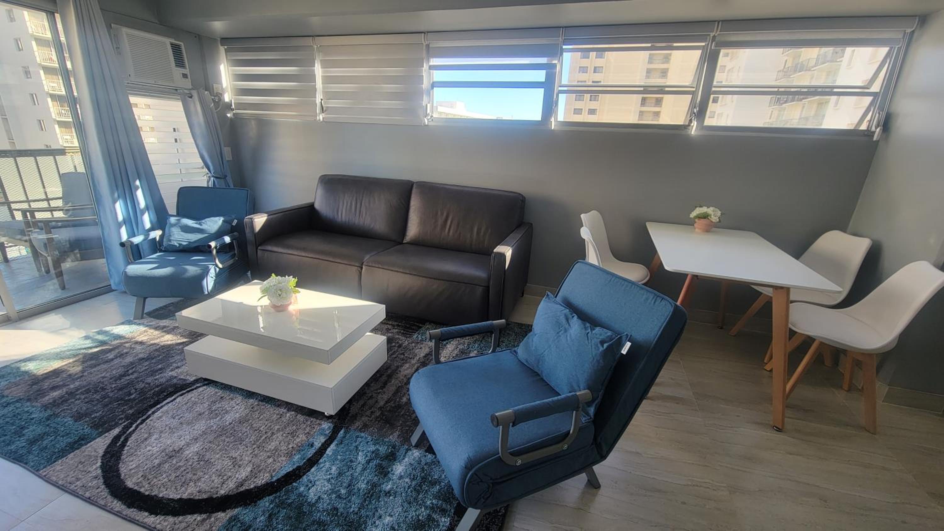 Waikiki Condo 2 Bedrooms 2 Bathrooms with 1 free parking space: Two-Bedroom Apartment photo