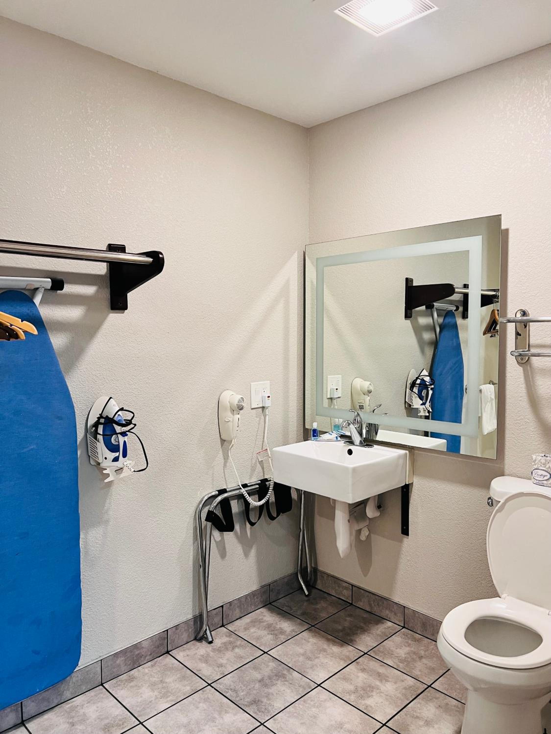 Queen Room - Accessible/Non-Smoking photo 2