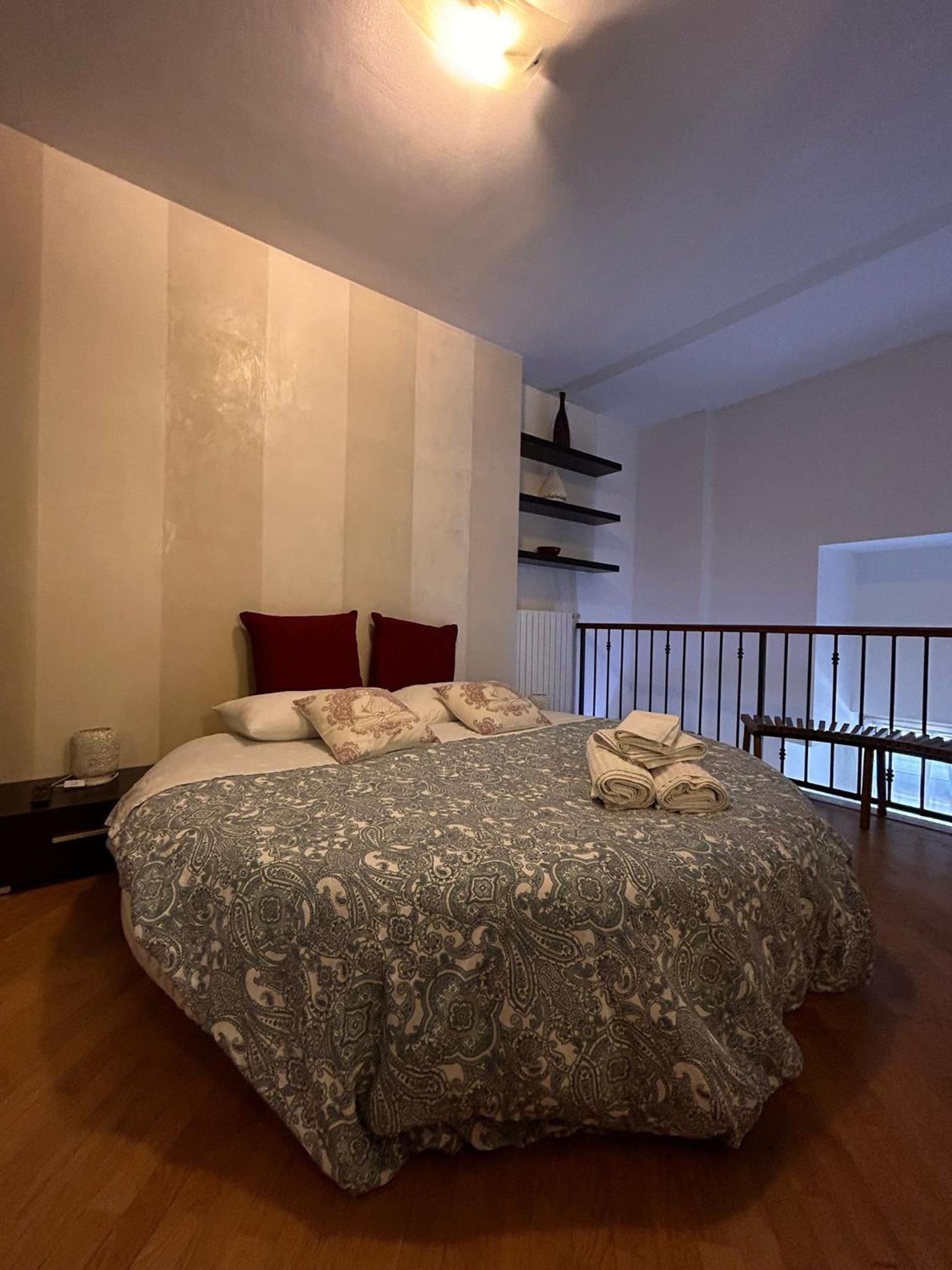 One-Bedroom Apartment - Photo 2