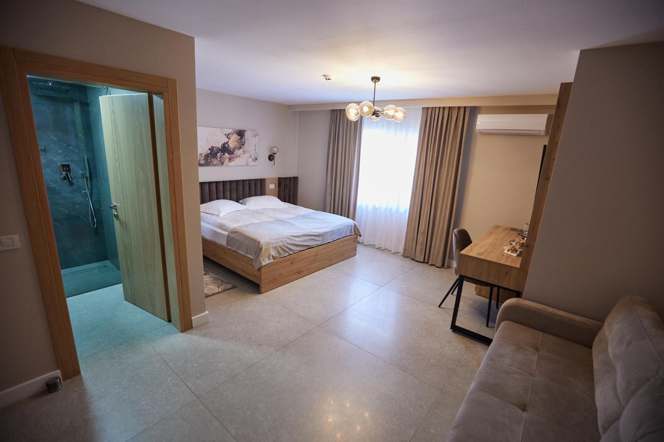 Deluxe Room (2 Adults + 1 Child) photo 1