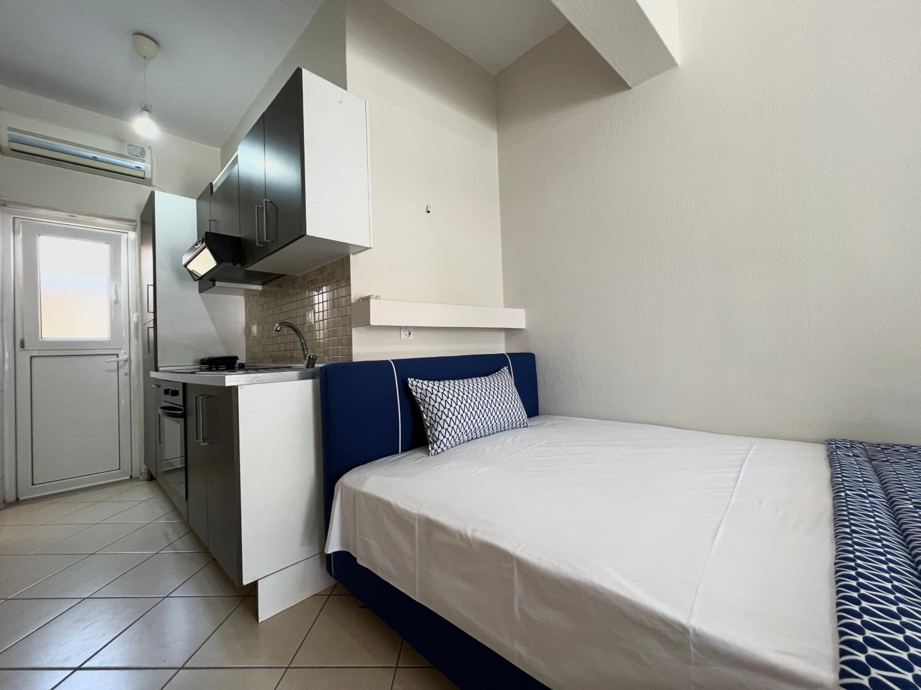 One-Bedroom Apartment photo 2
