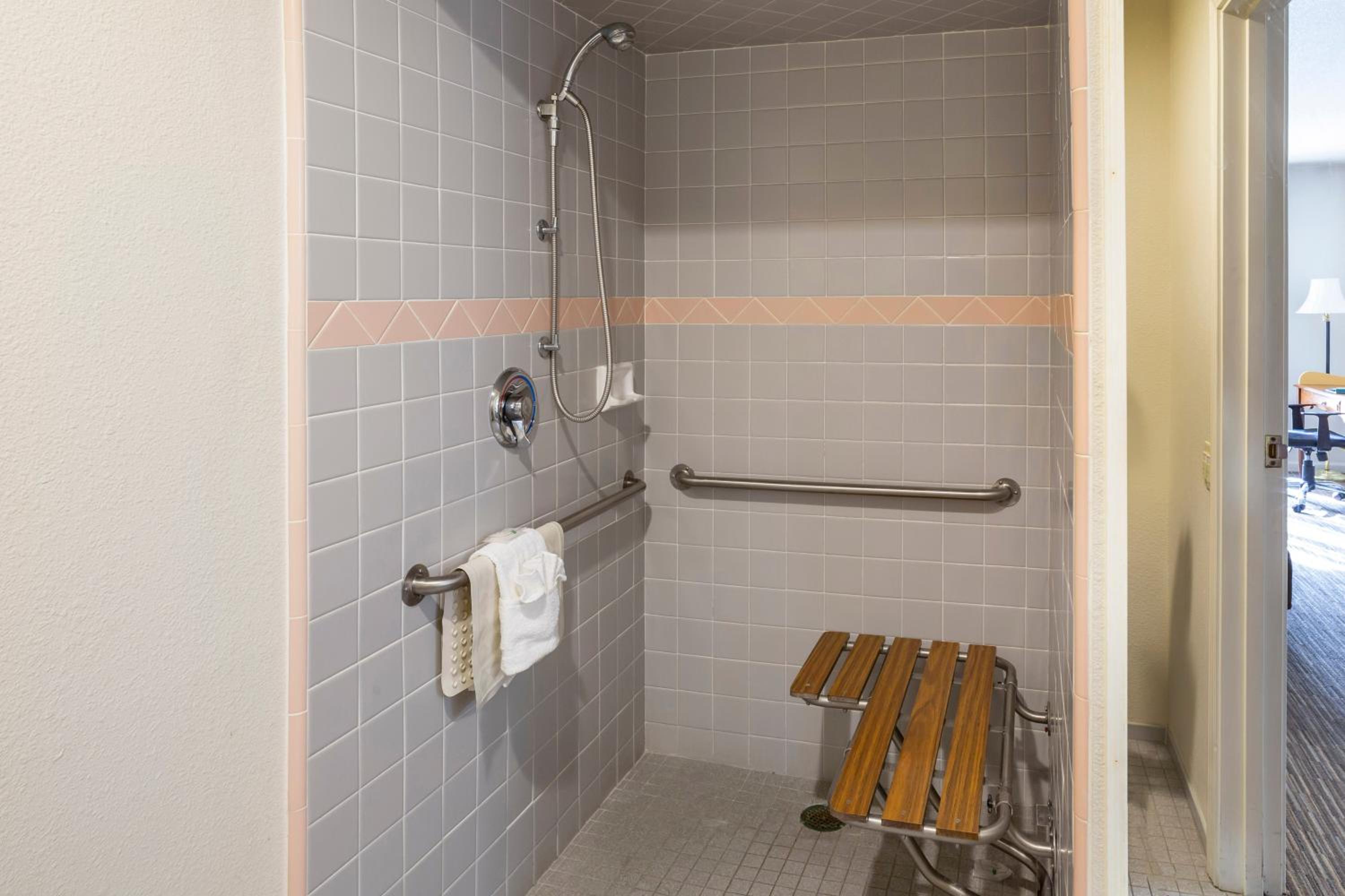 King Room - Disability Access/Non-Smoking - Photo 4