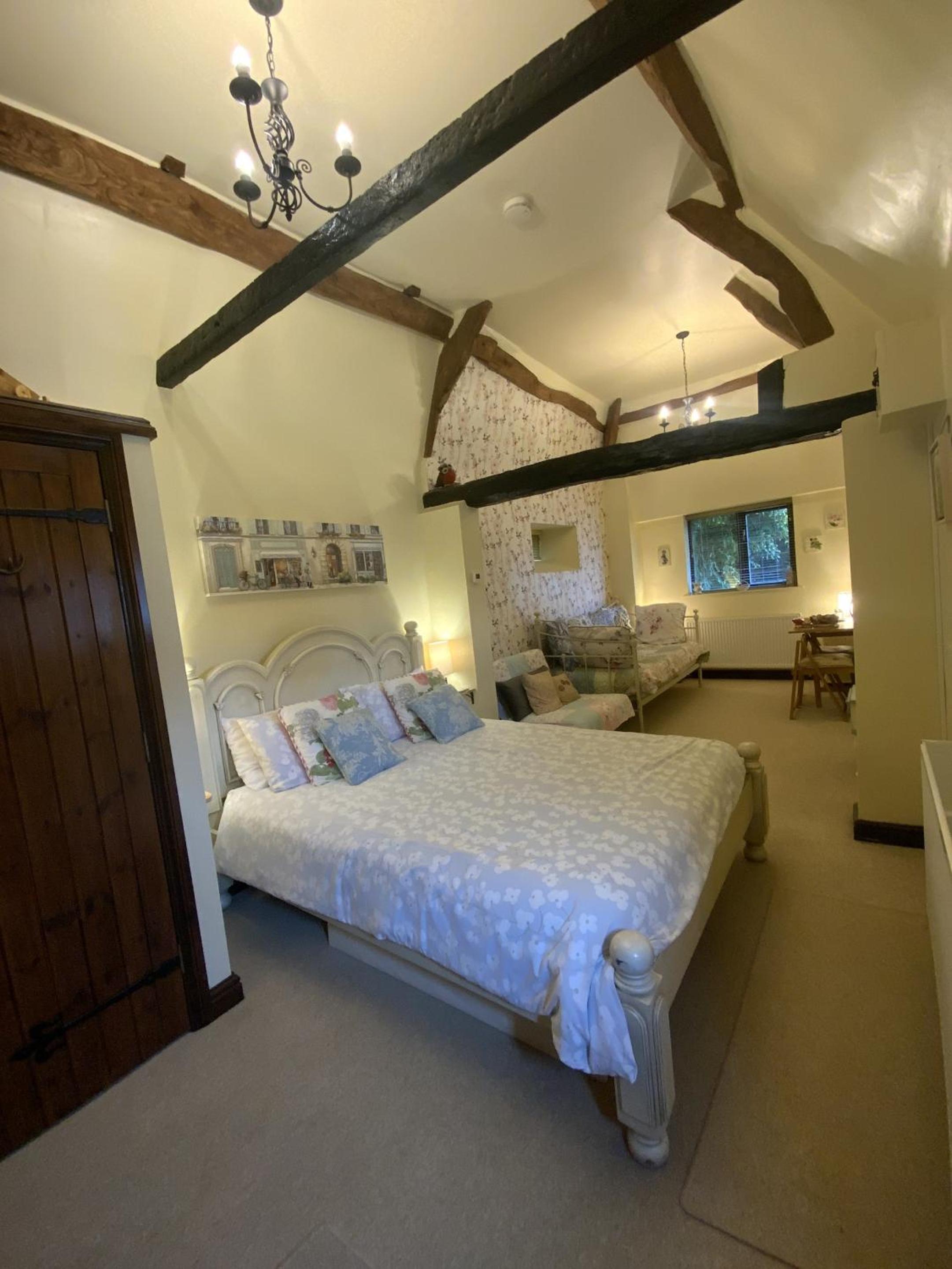Deluxe Quadruple Room - Photo 9