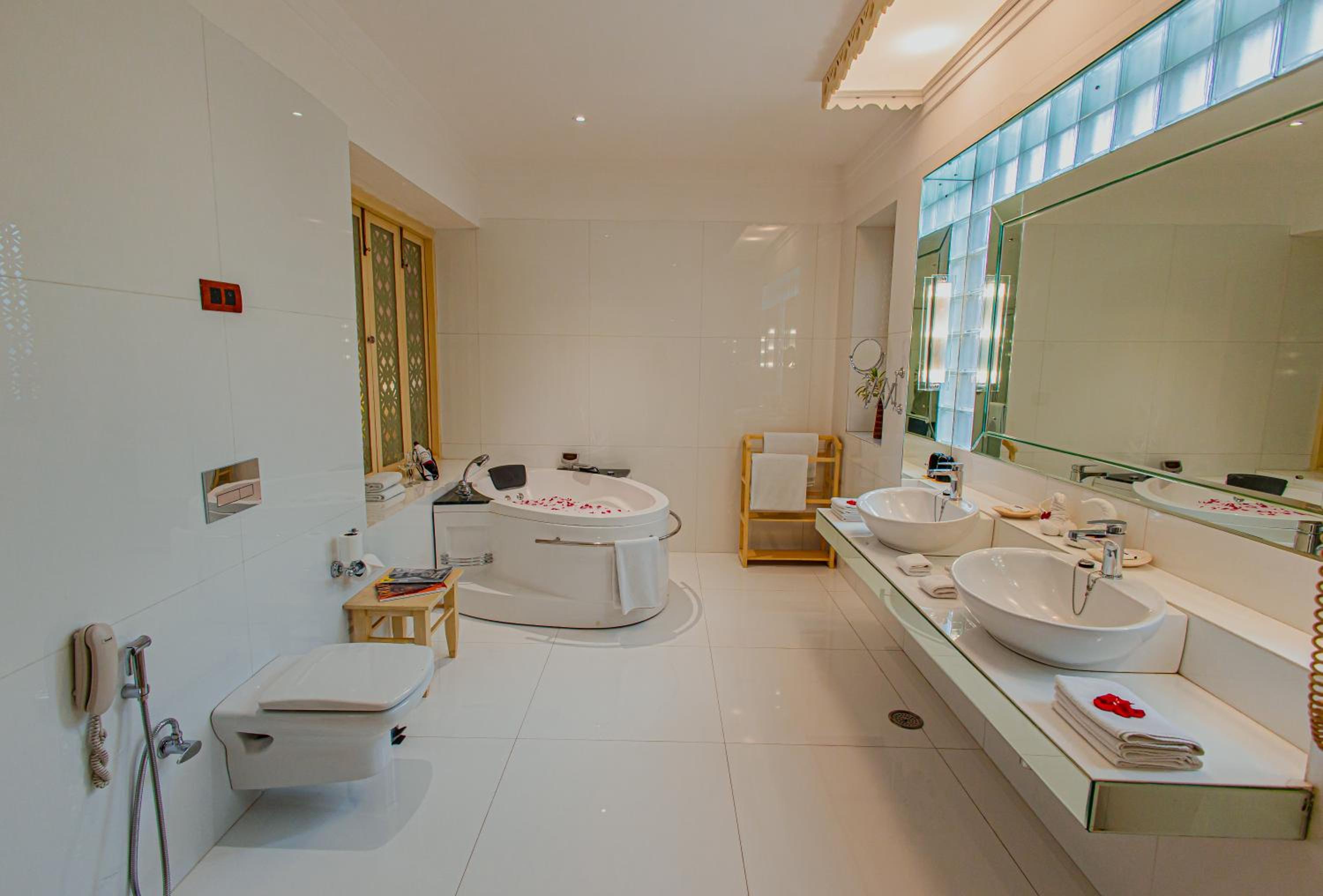 Double Room with Pool View - Photo 8