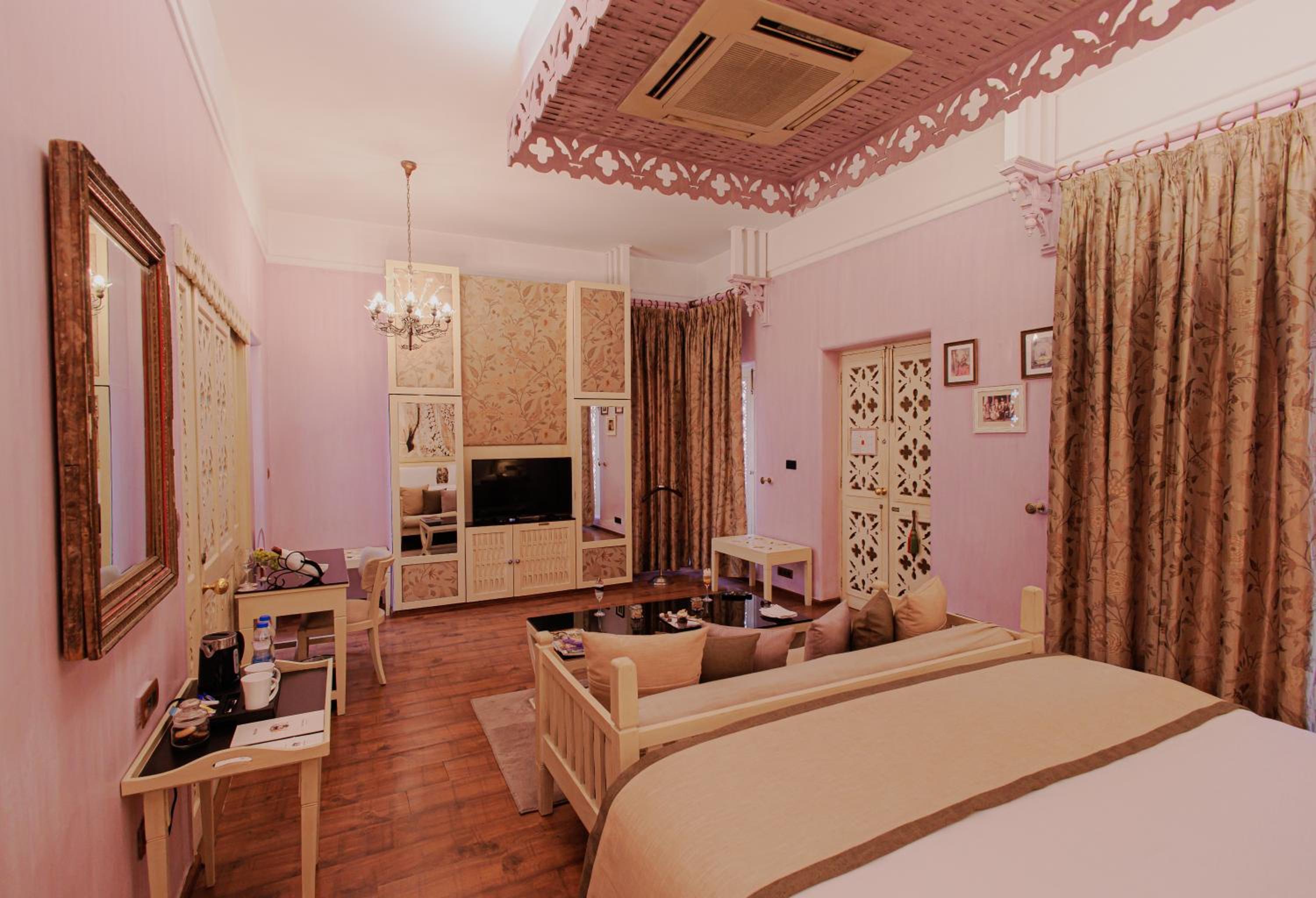 Double Room with Pool View - Photo 6