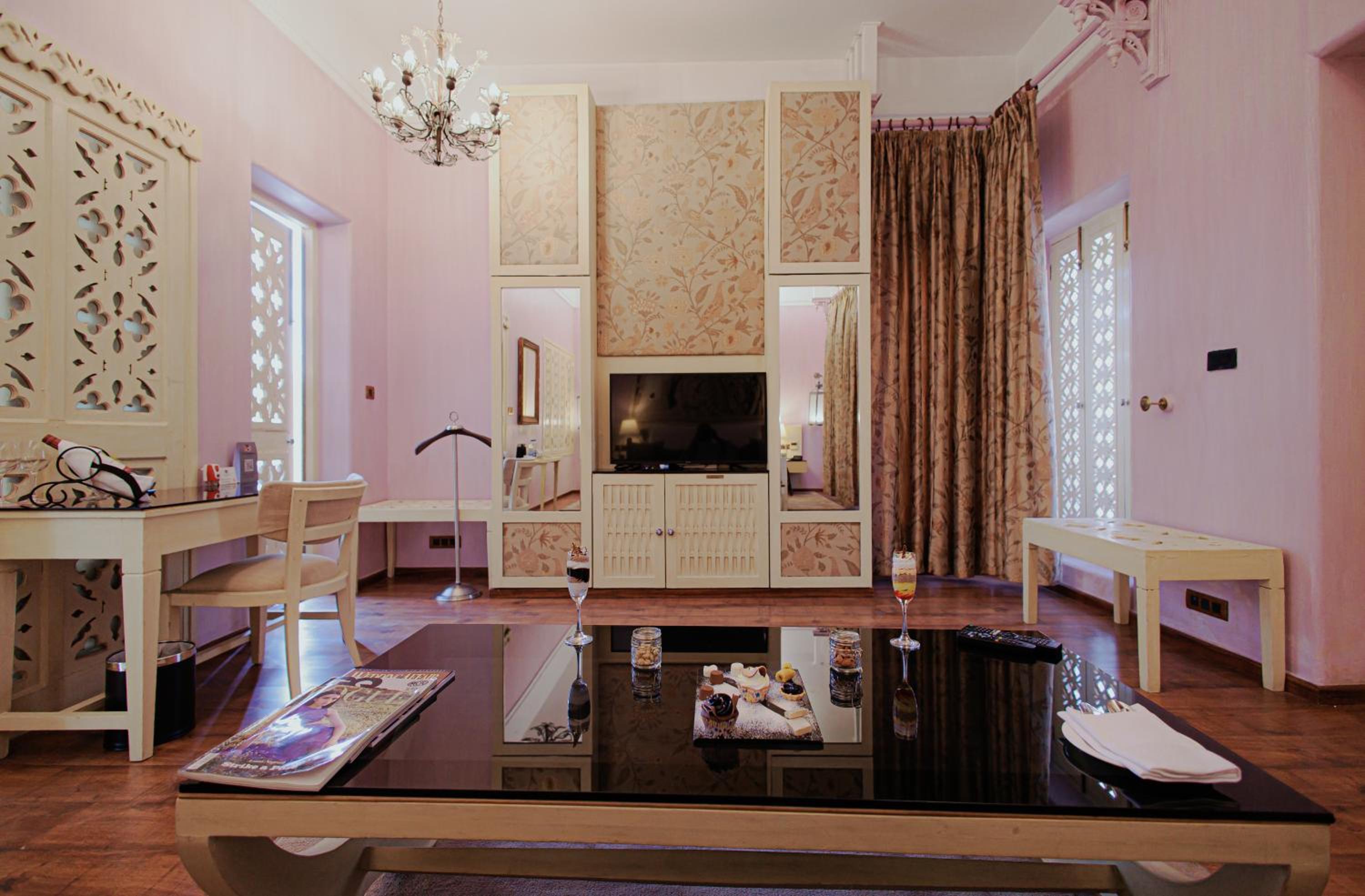 Double Room with Pool View - Photo 12