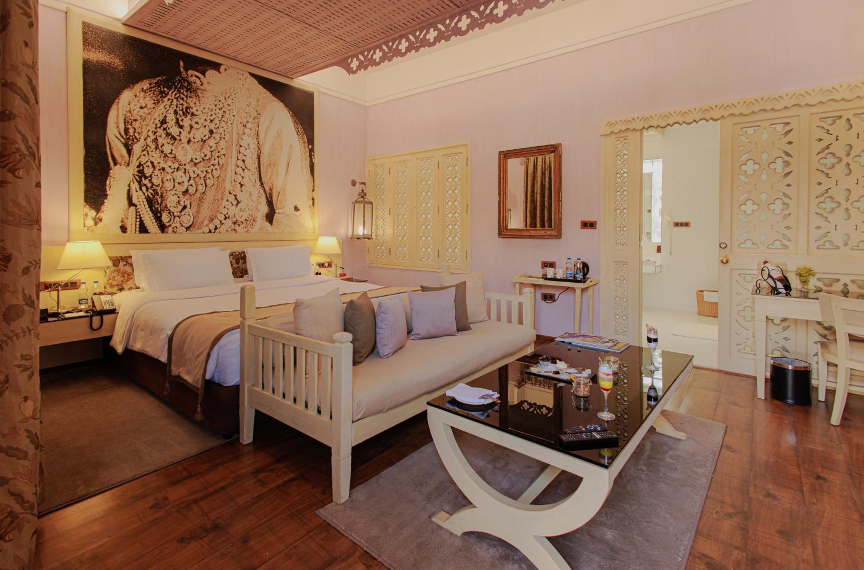 Double Room with Pool View - Photo 10