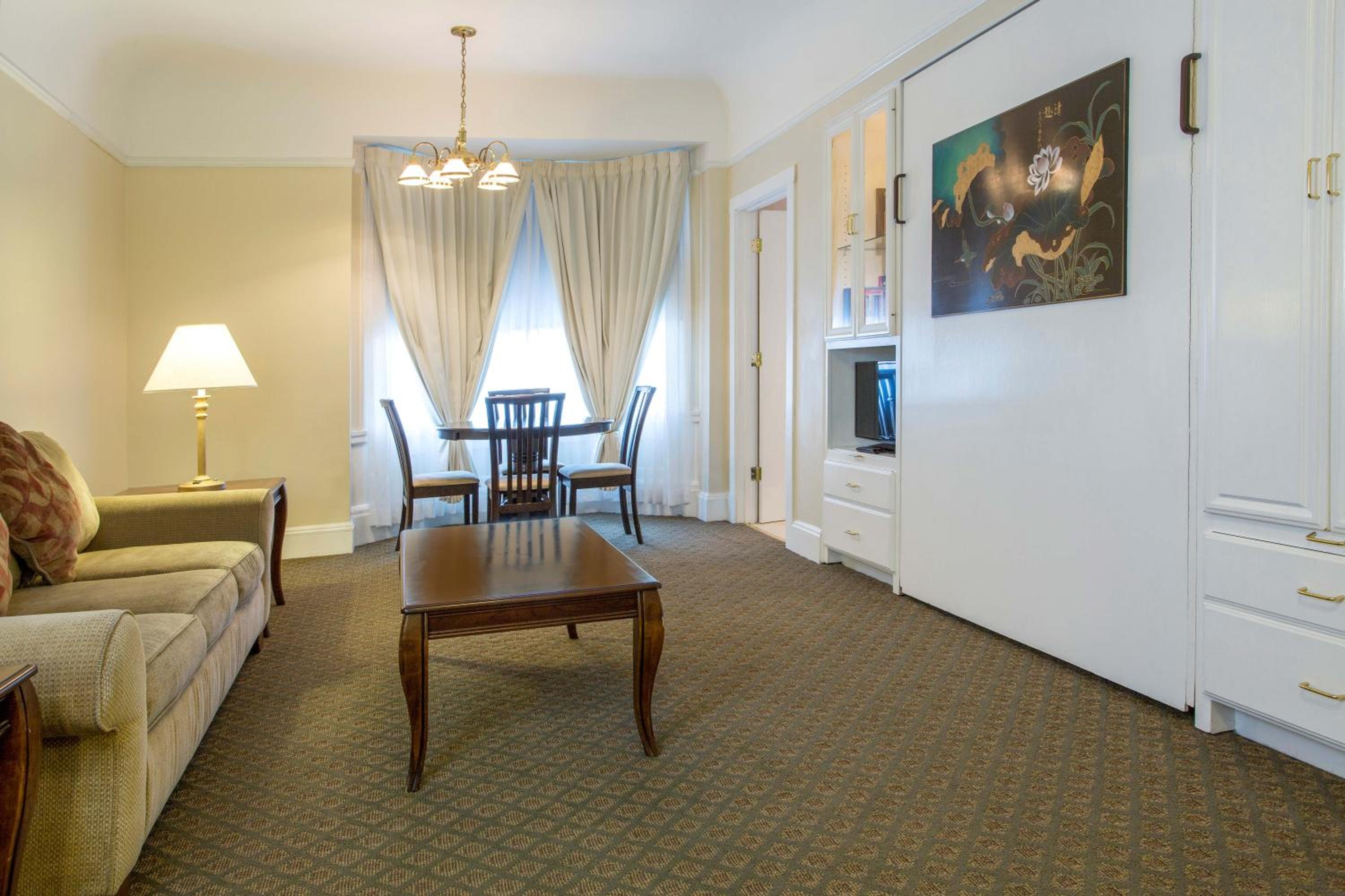 One Bedroom Suite With Kitchen - Photo 6