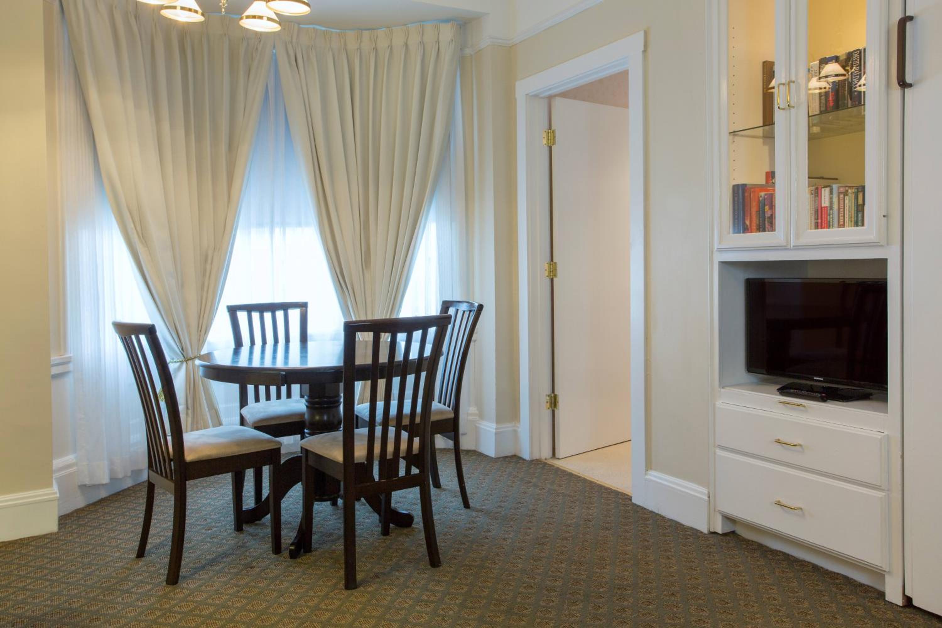 One Bedroom Suite With Kitchen - Photo 2