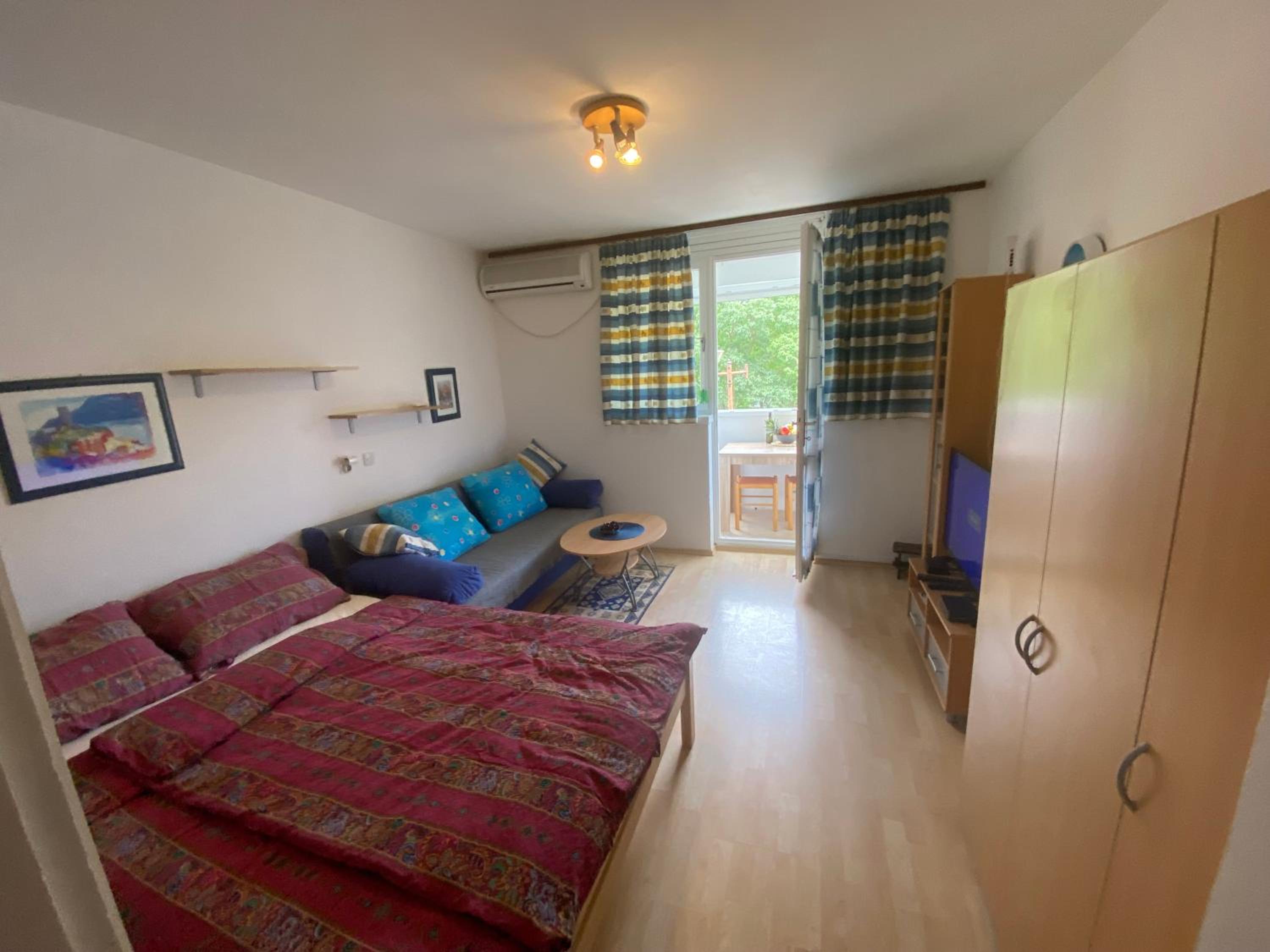 One-Bedroom Apartment photo 1