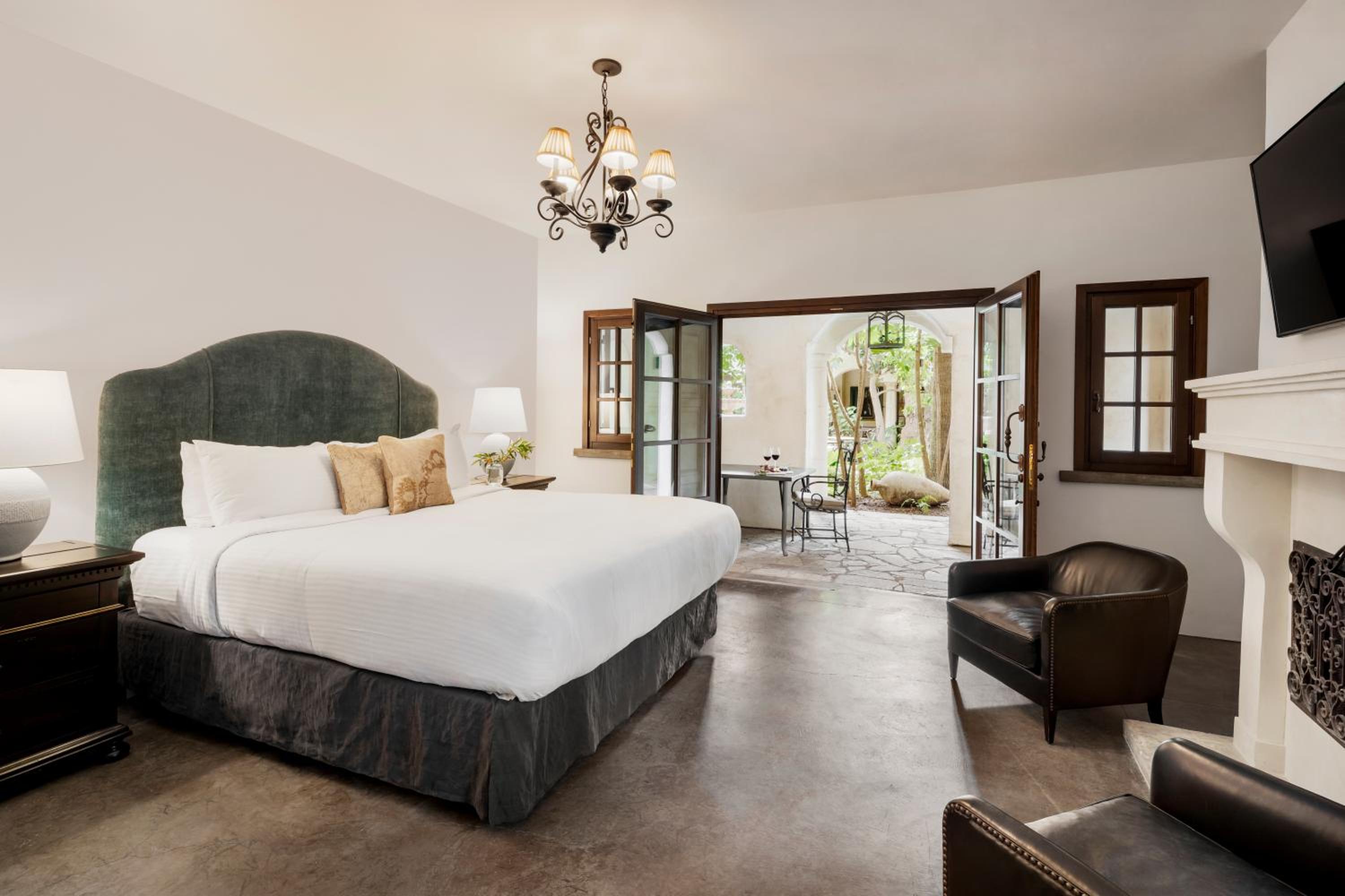Courtyard King Room (ADA Accessible) - Photo 1