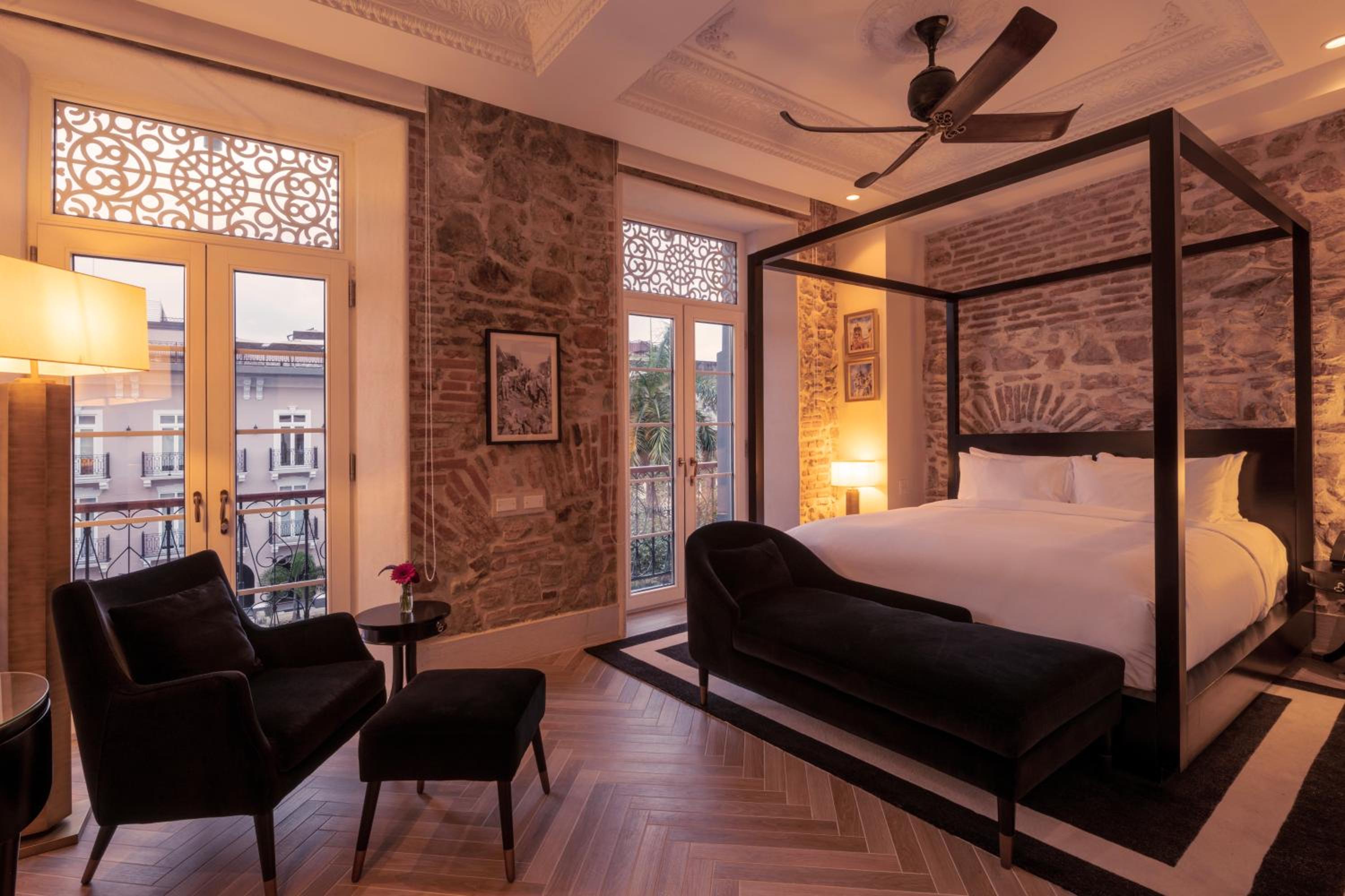 Queen Room with Courtyard View
