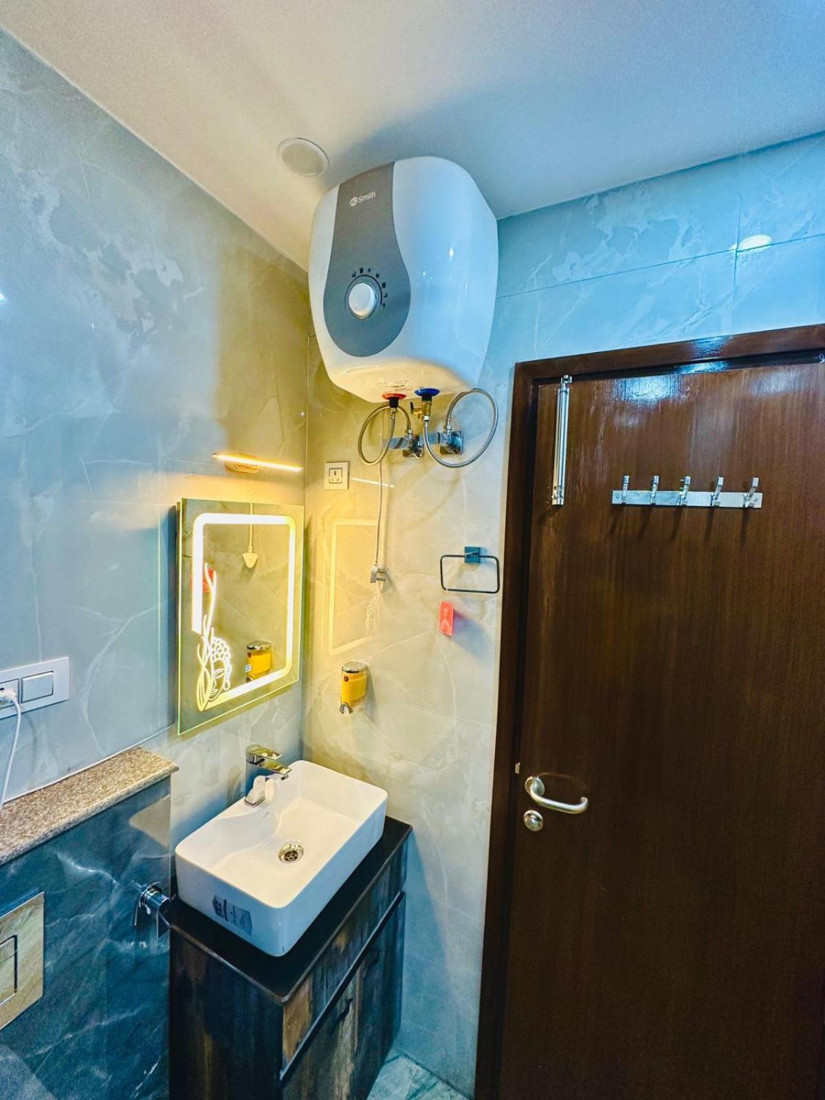 Day Use Room For 6 Hours, Strictly From 12 Pm To 6 Pm No Over Night Stay Allowed photo 3