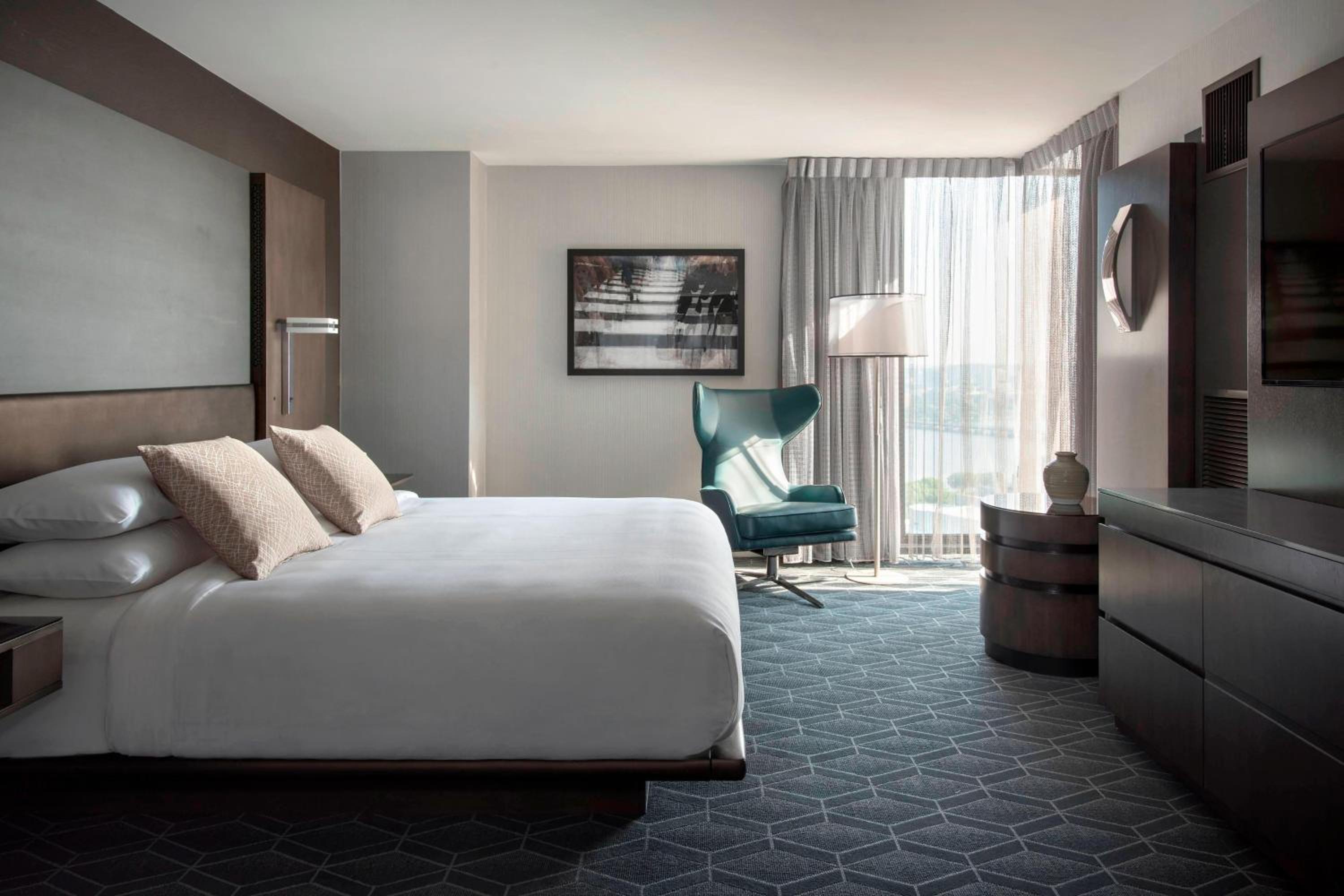 Executive Suite, Suite, 1 King, Suite Parlor view