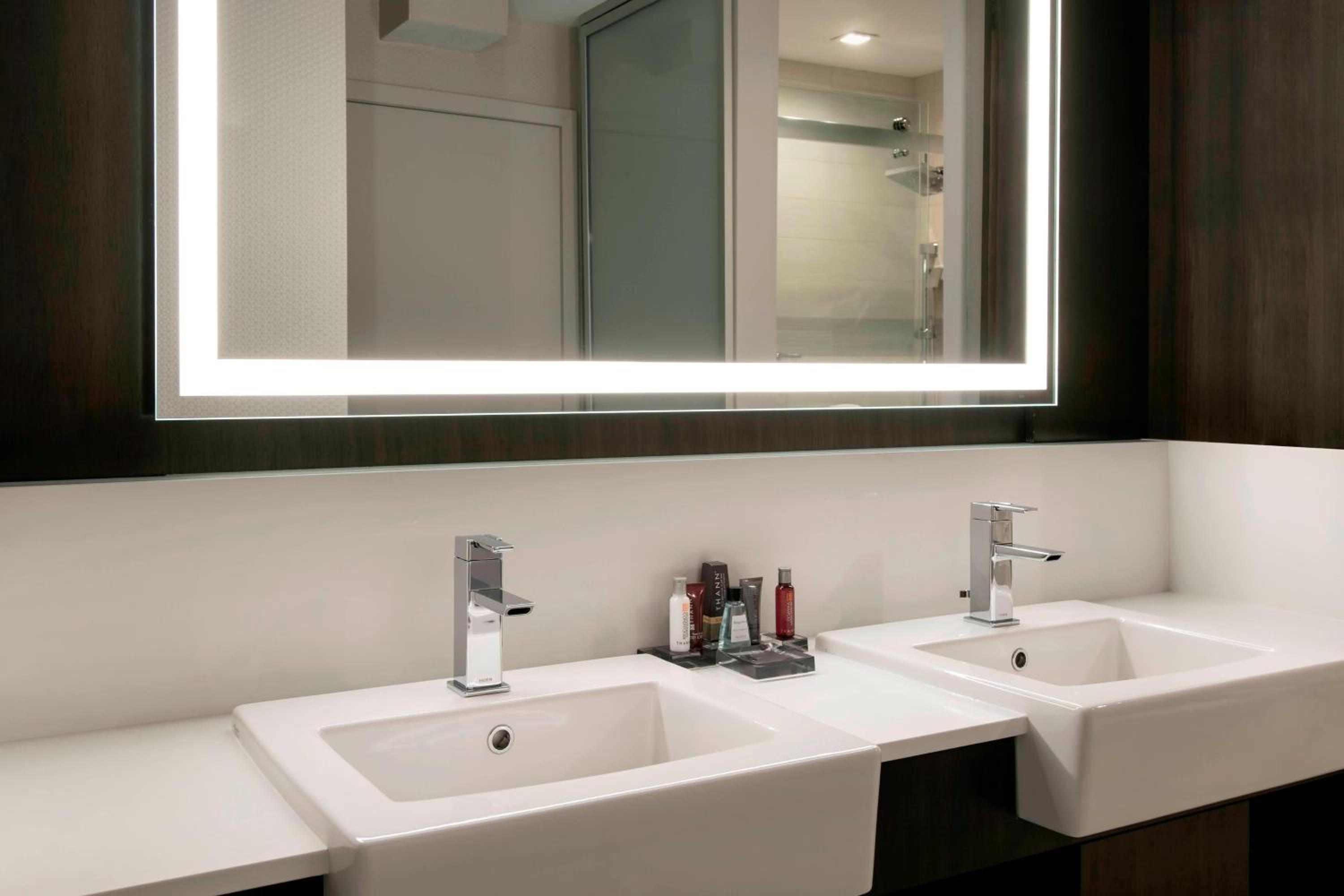 Executive Suite, Suite, 1 King, Suite Parlor view