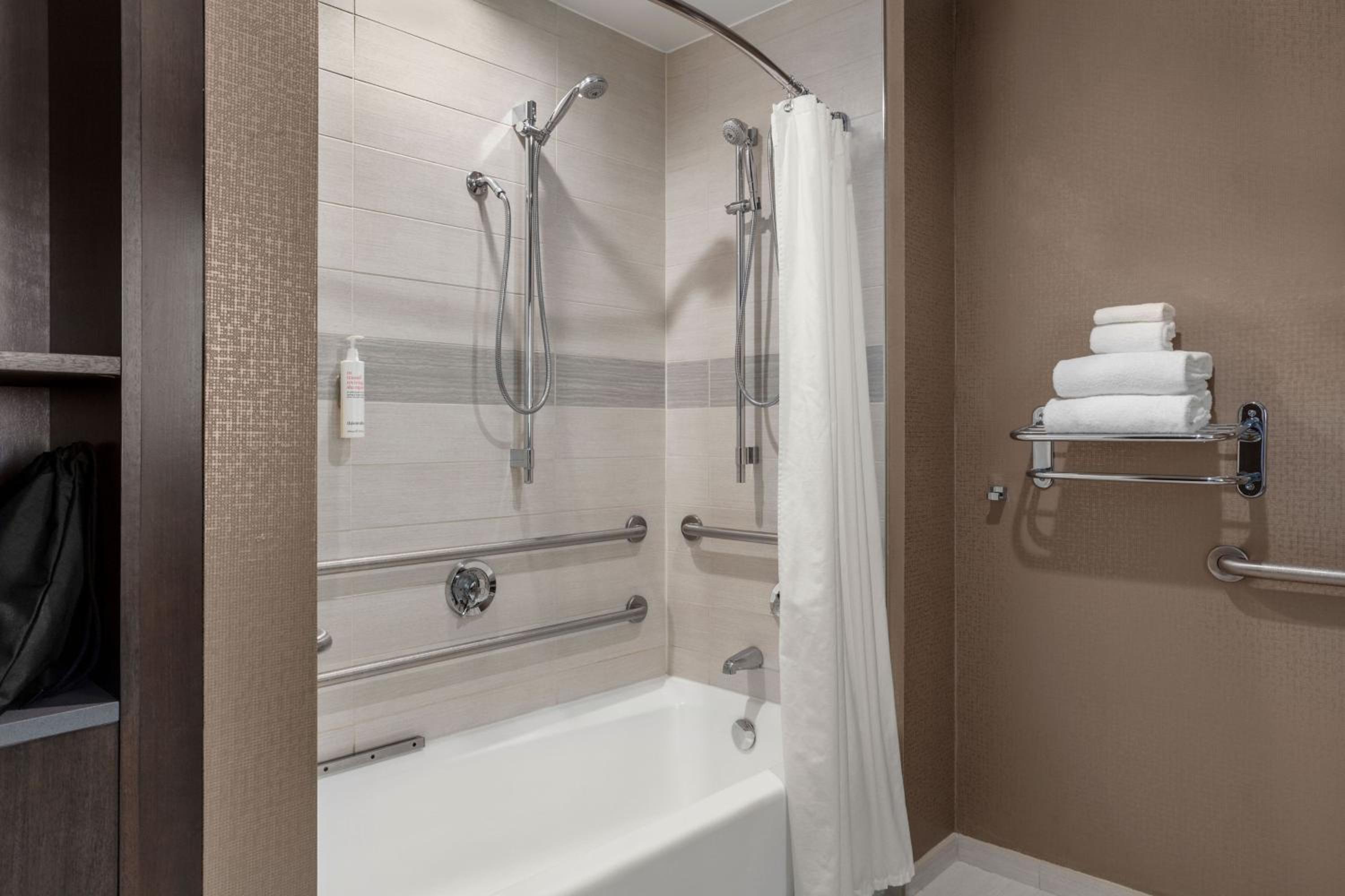 King Room with Adapted Tub - Mobility Accessible/Club Lounge Access