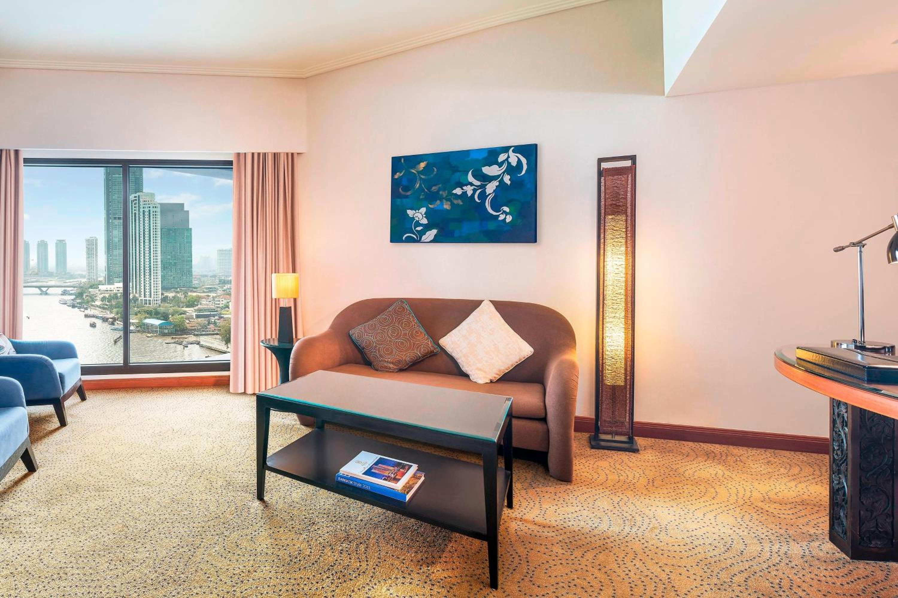 Junior, Club lounge access, Suite, 1 King, River view thumbnail 6