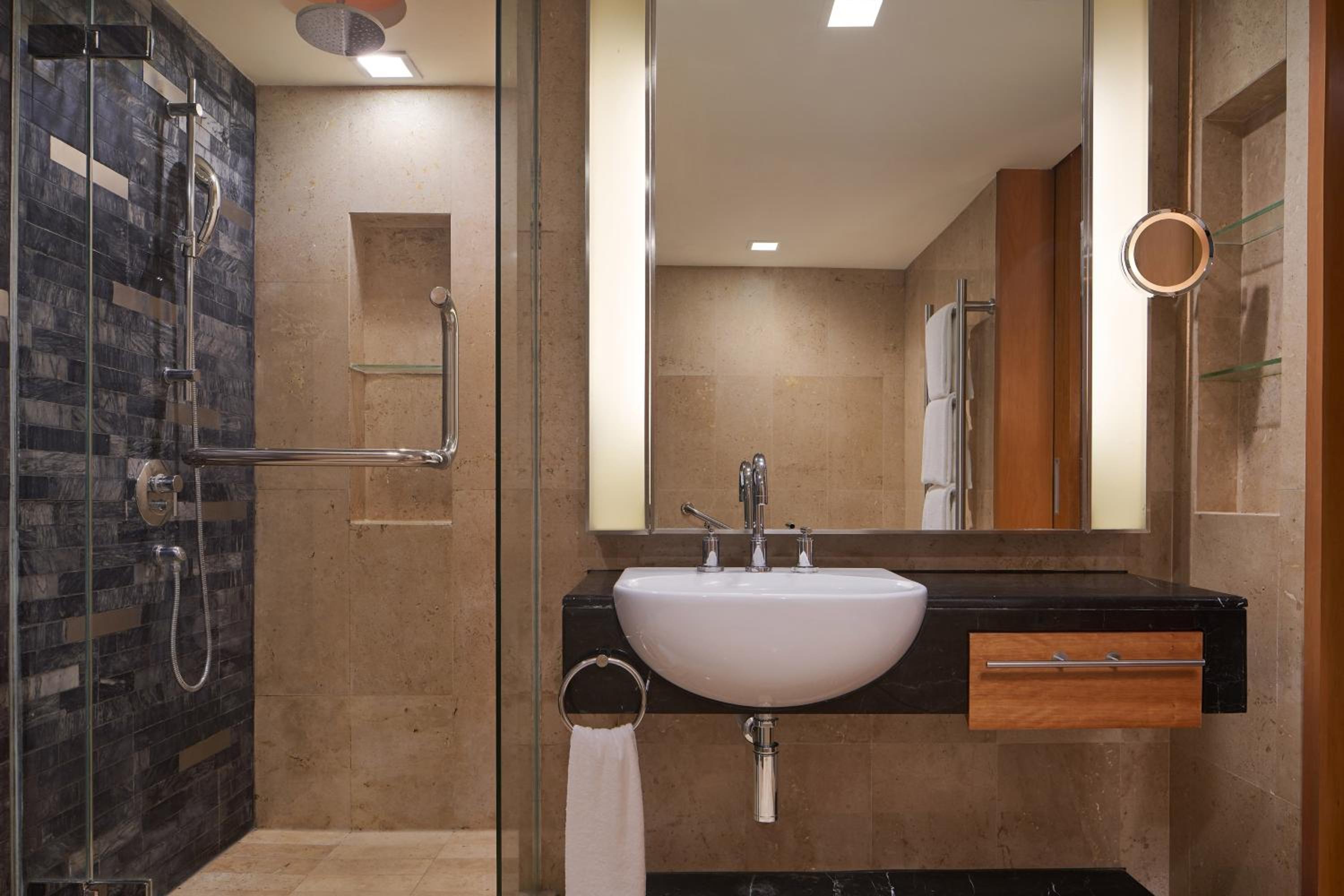 Junior, Club lounge access, Suite, 1 King, River view