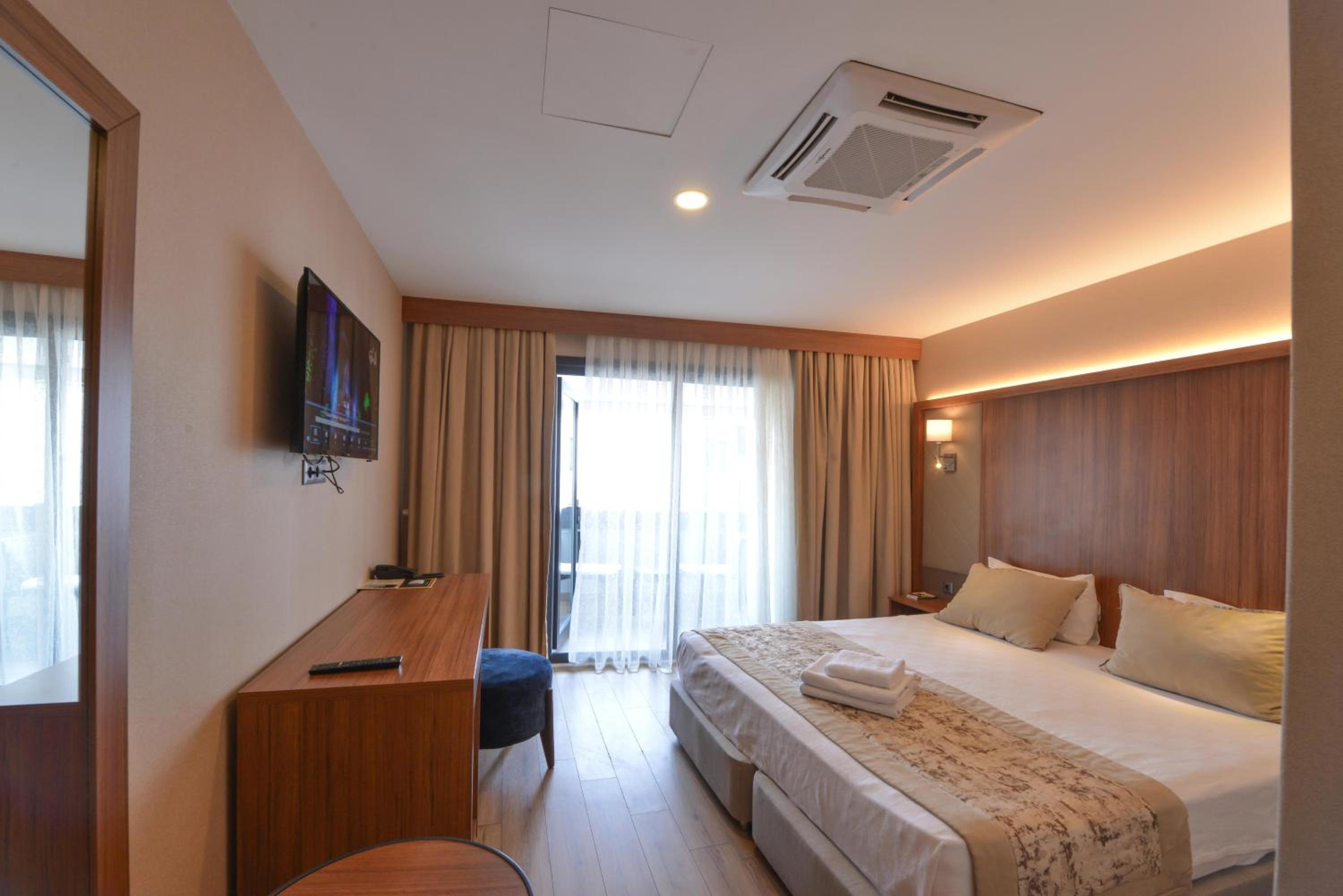 Queen Room with Balcony - Photo 5