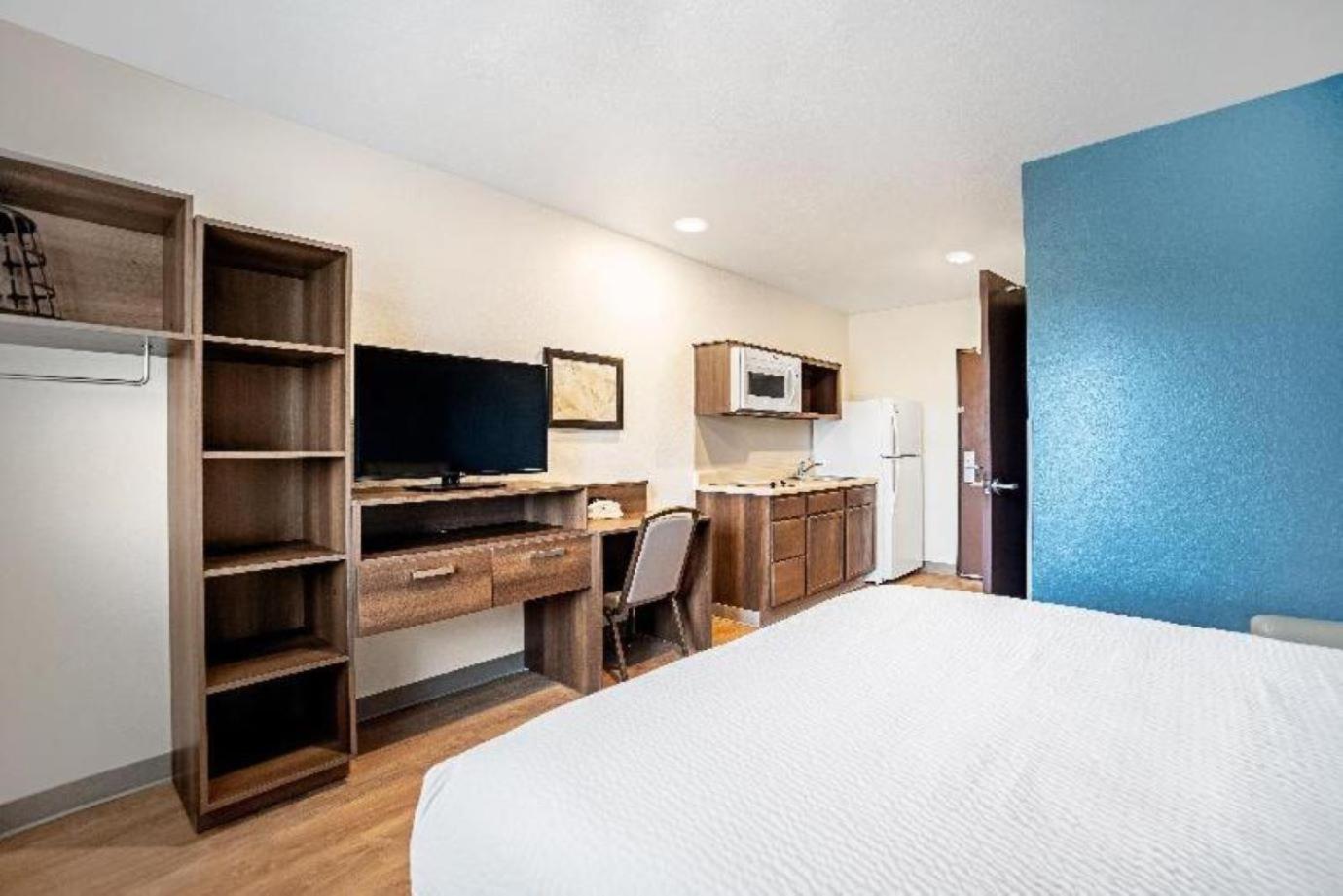 Queen Room  with Tub - Disability Access/Non-Smoking photo 3