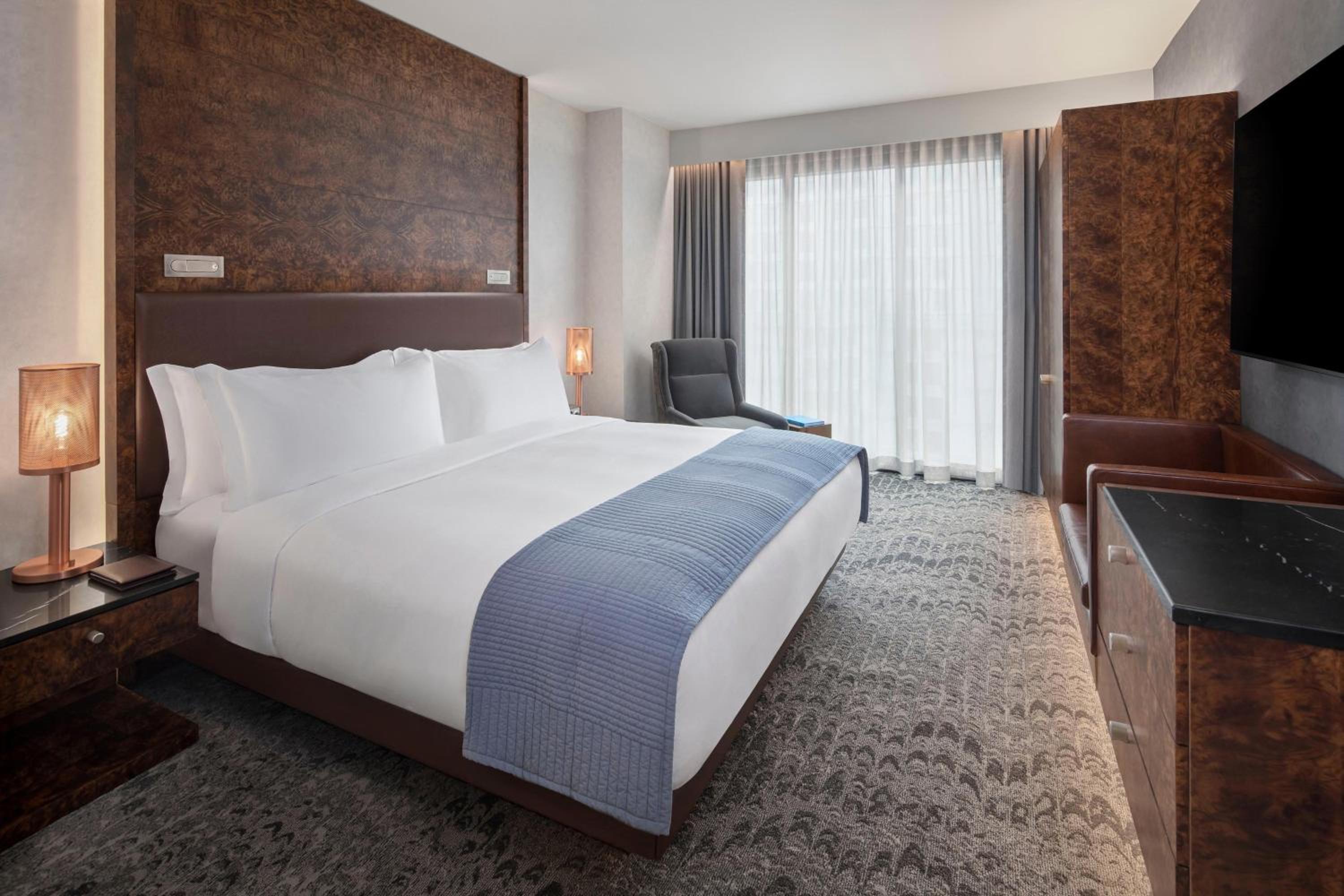 Deluxe King Suite - Photo 2