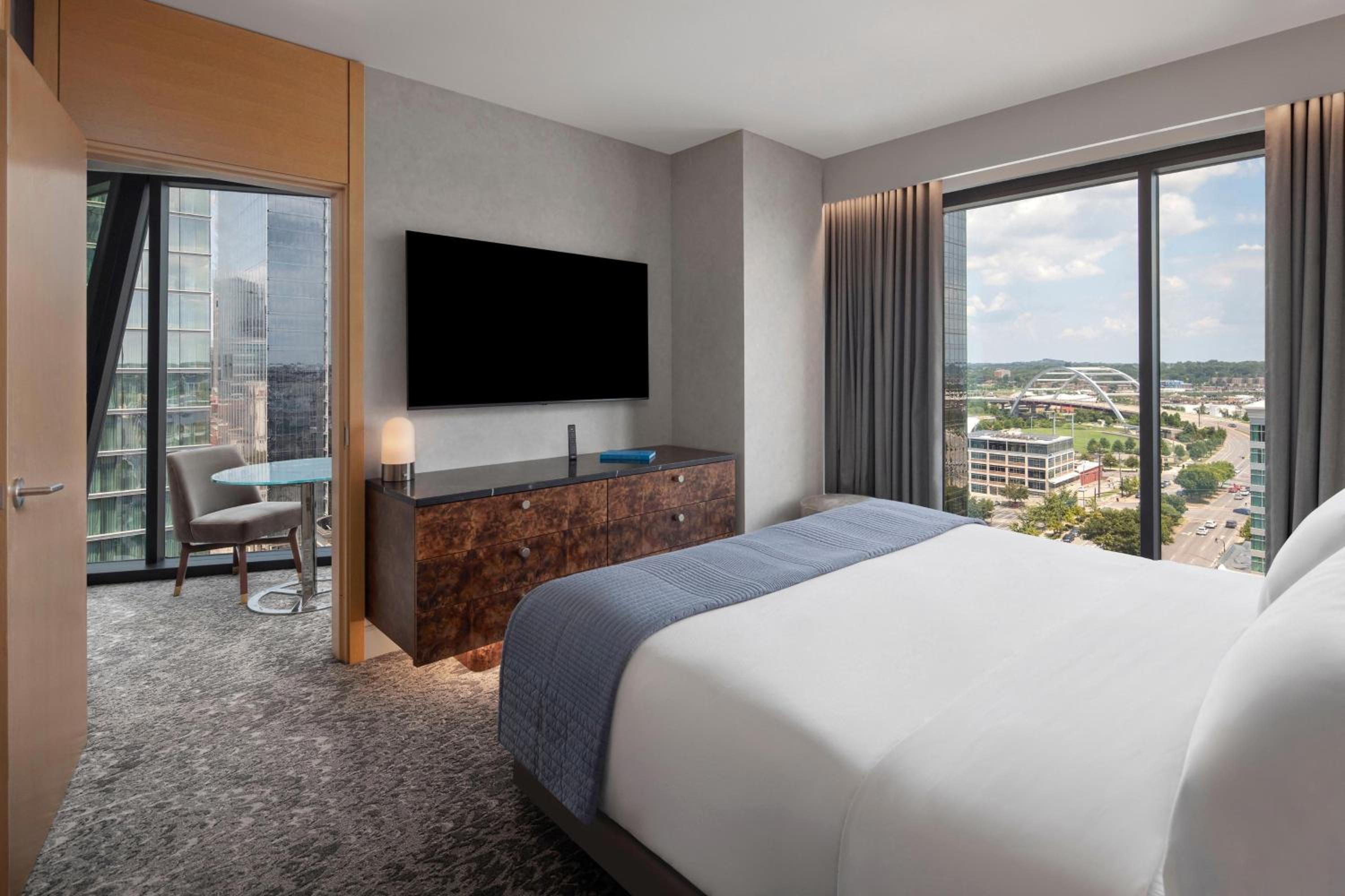 Corner King Suite with City View - Photo 2