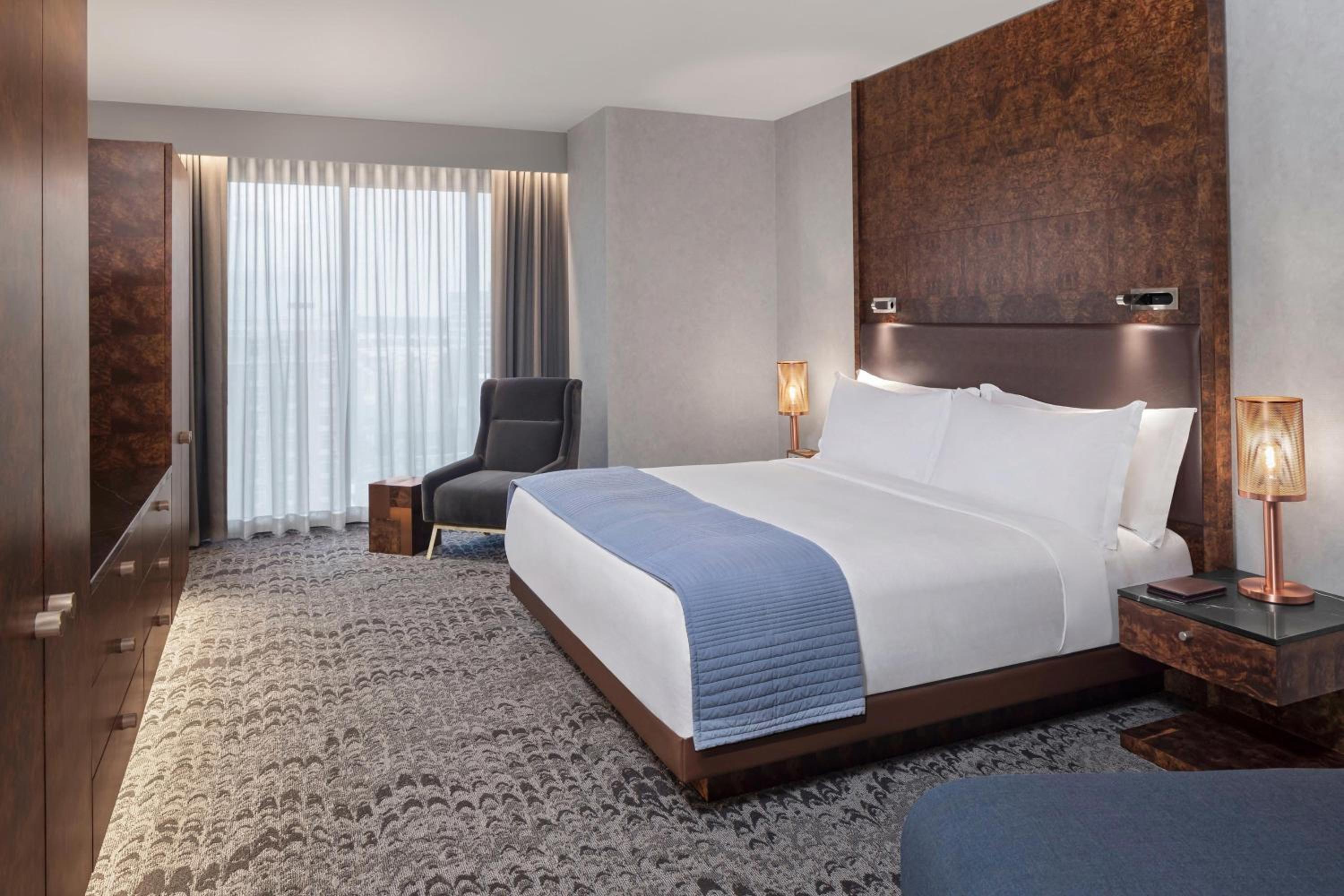 Luxury King Suite with City View - Photo 4