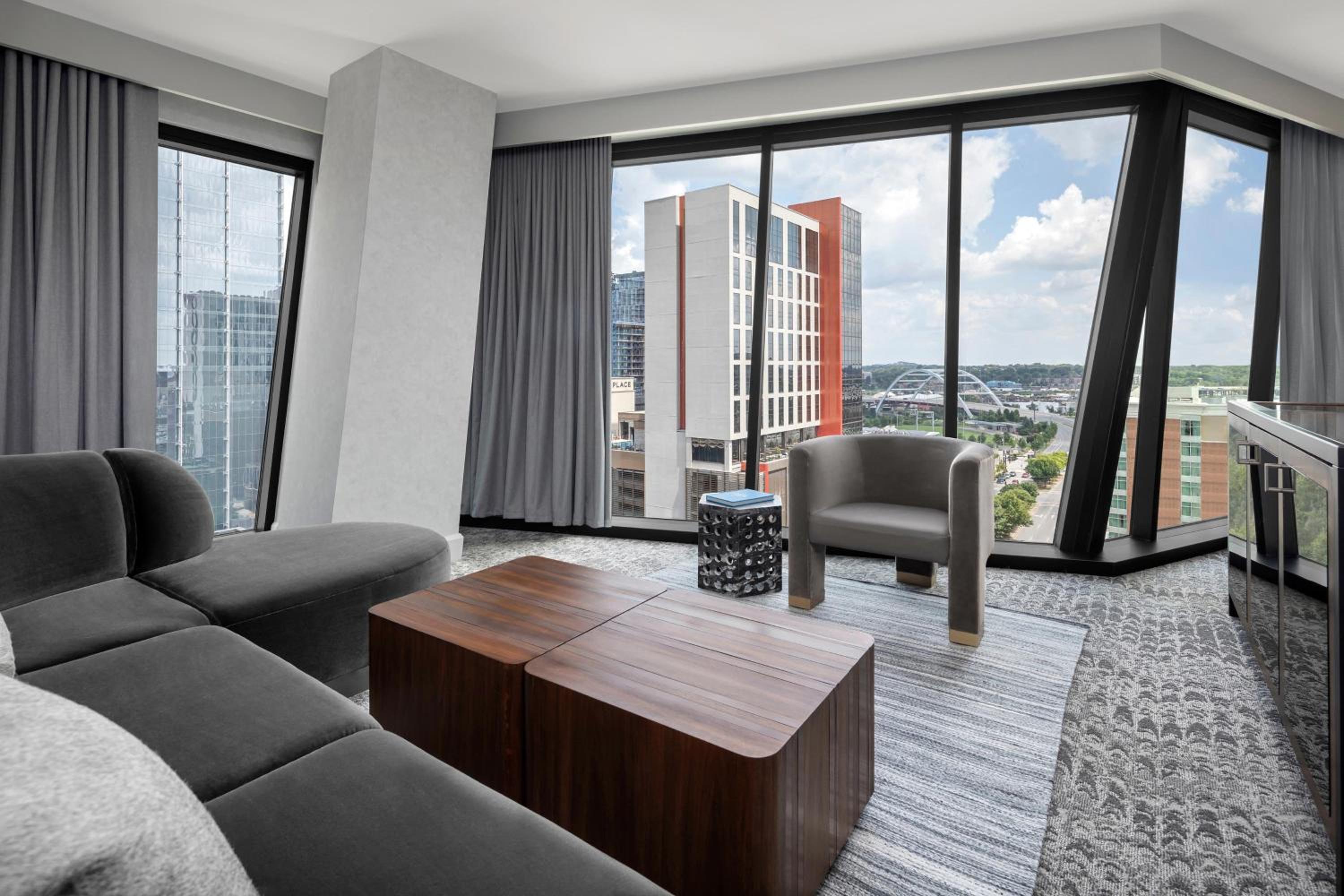 Corner King Suite with City View - Photo 8