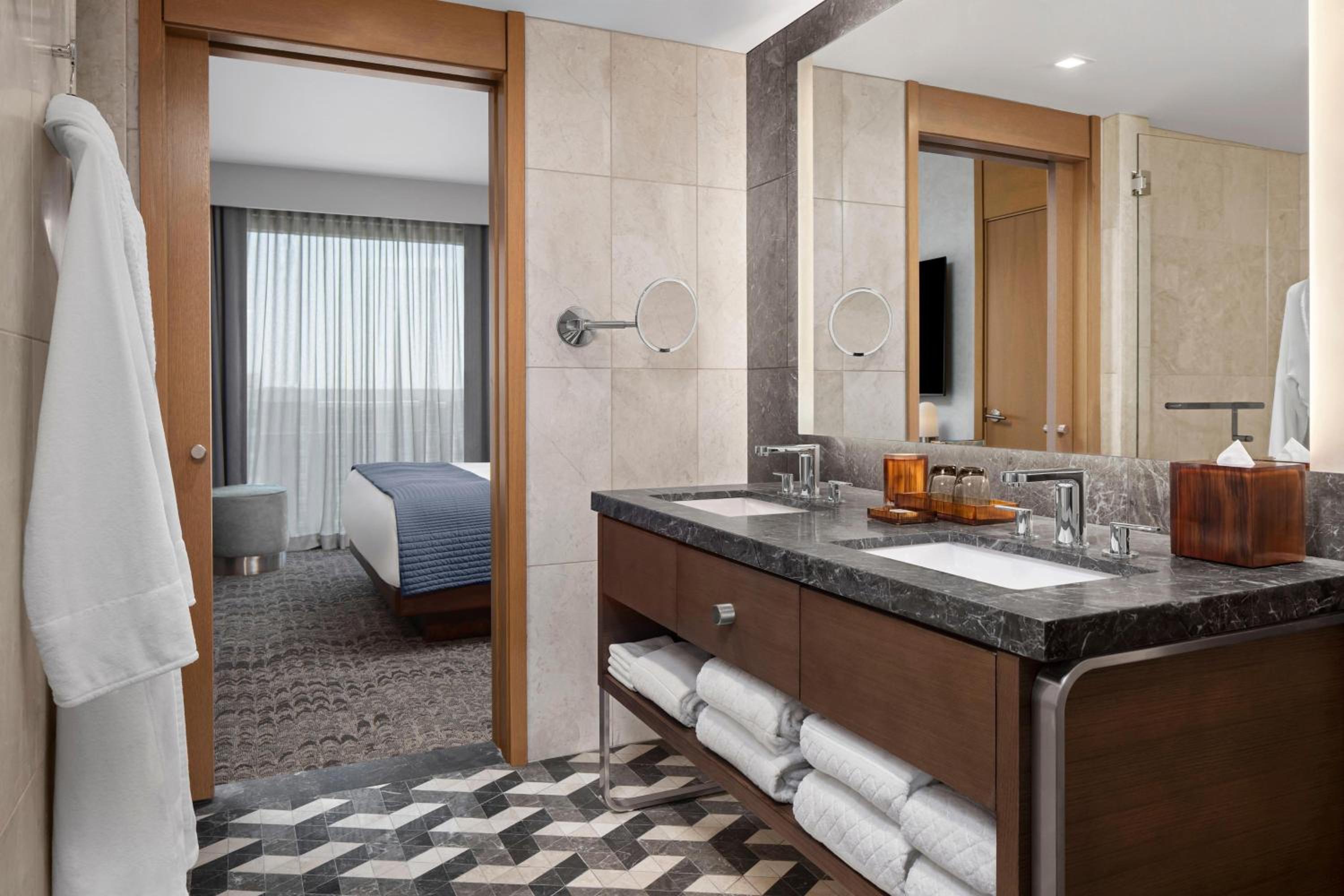 Corner King Suite with City View - Photo 5