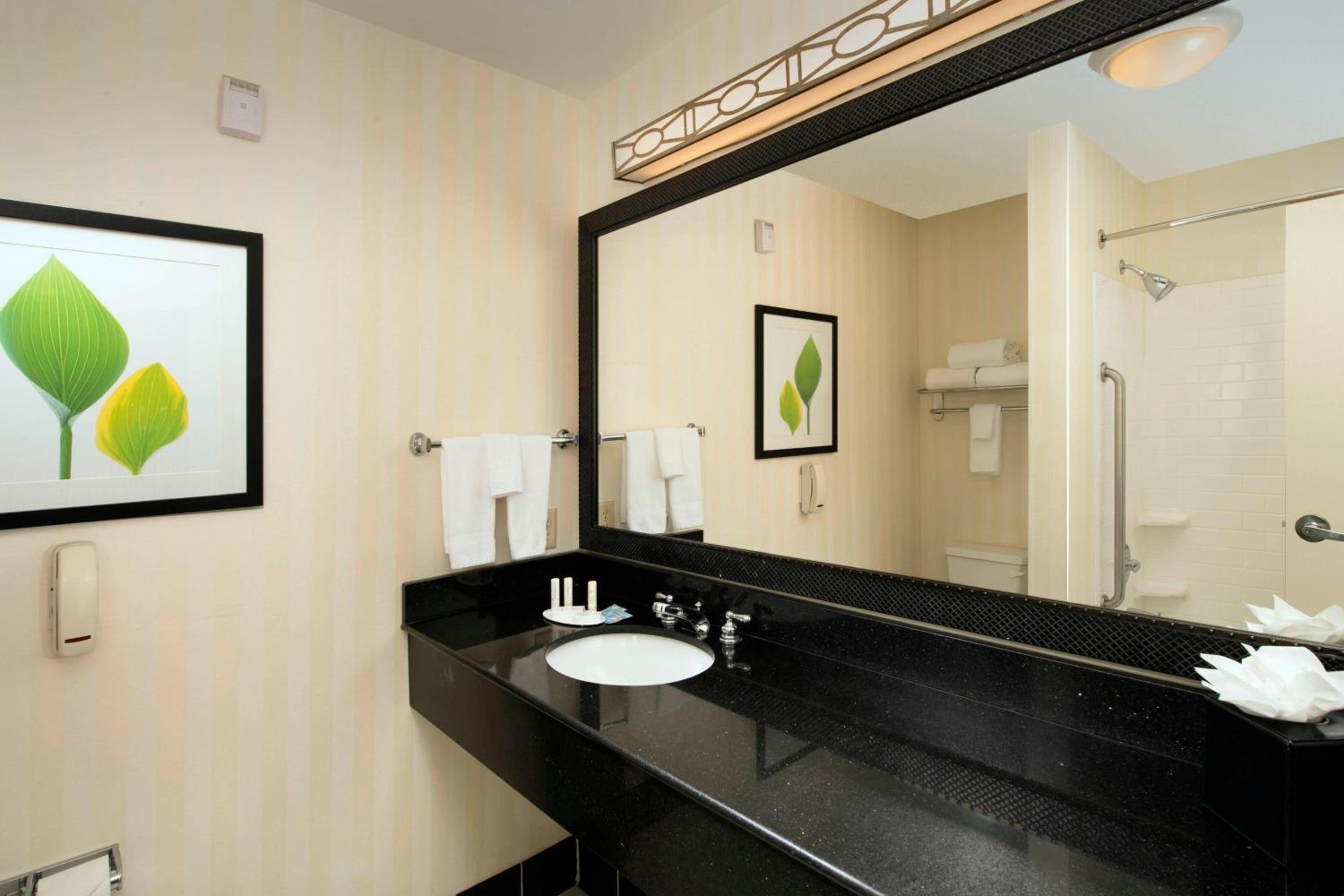 Double Suite with Two Double Beds, Bathtub and Sofa Bed - Mobility Access/Hearing Accessible - Photo 3