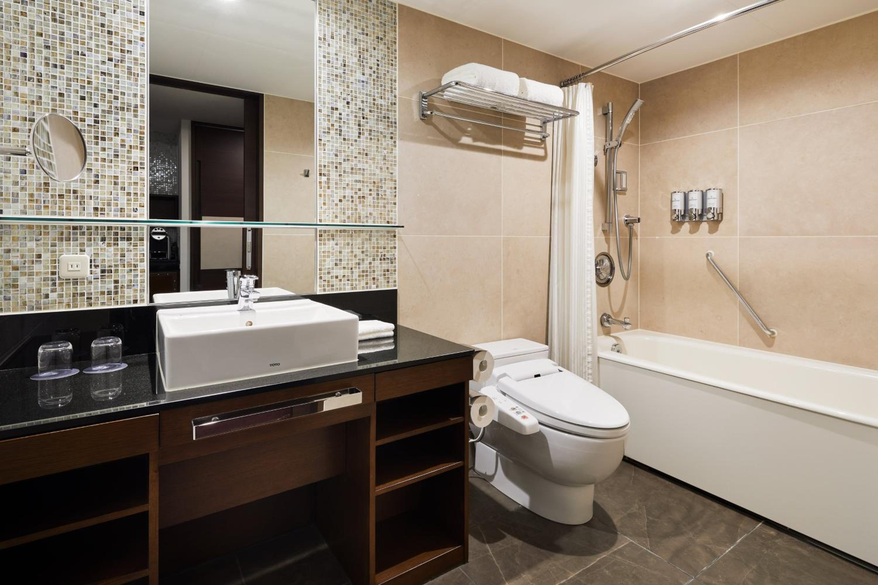 Sheraton Club Room 2 Beds - Photo 3