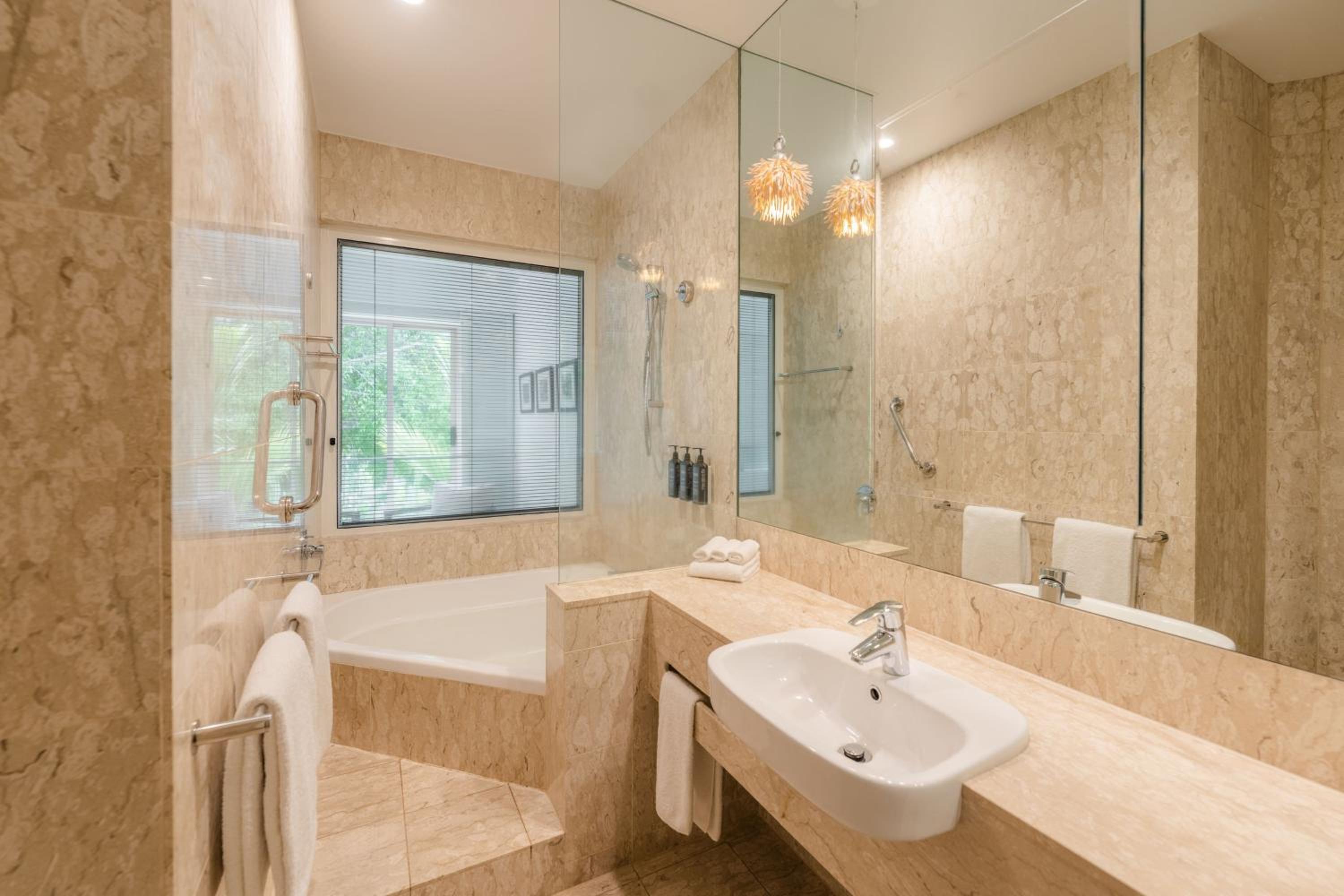 Guest room, 1 King, Pool access, Small Lagoon access thumbnail 5