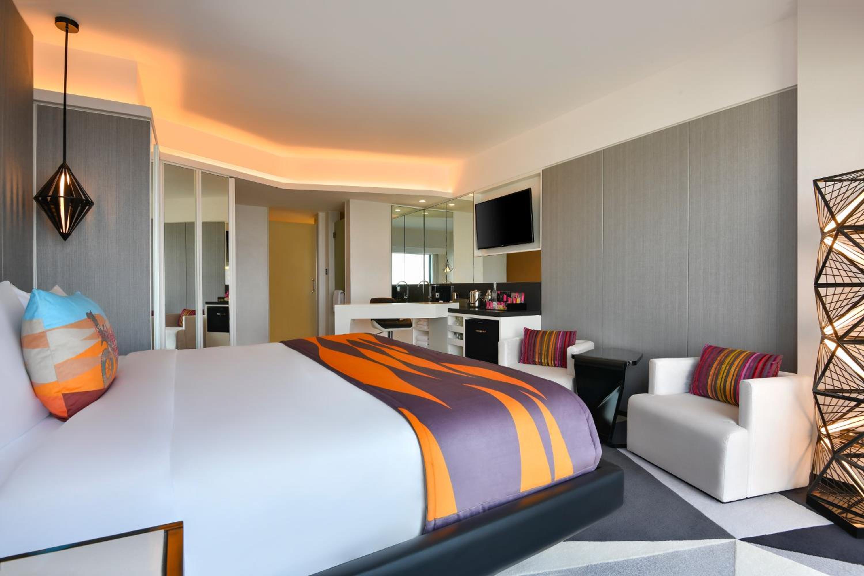 Deluxe Guest Room, City View, 1 King Bed, High Floor, 20th floor and above