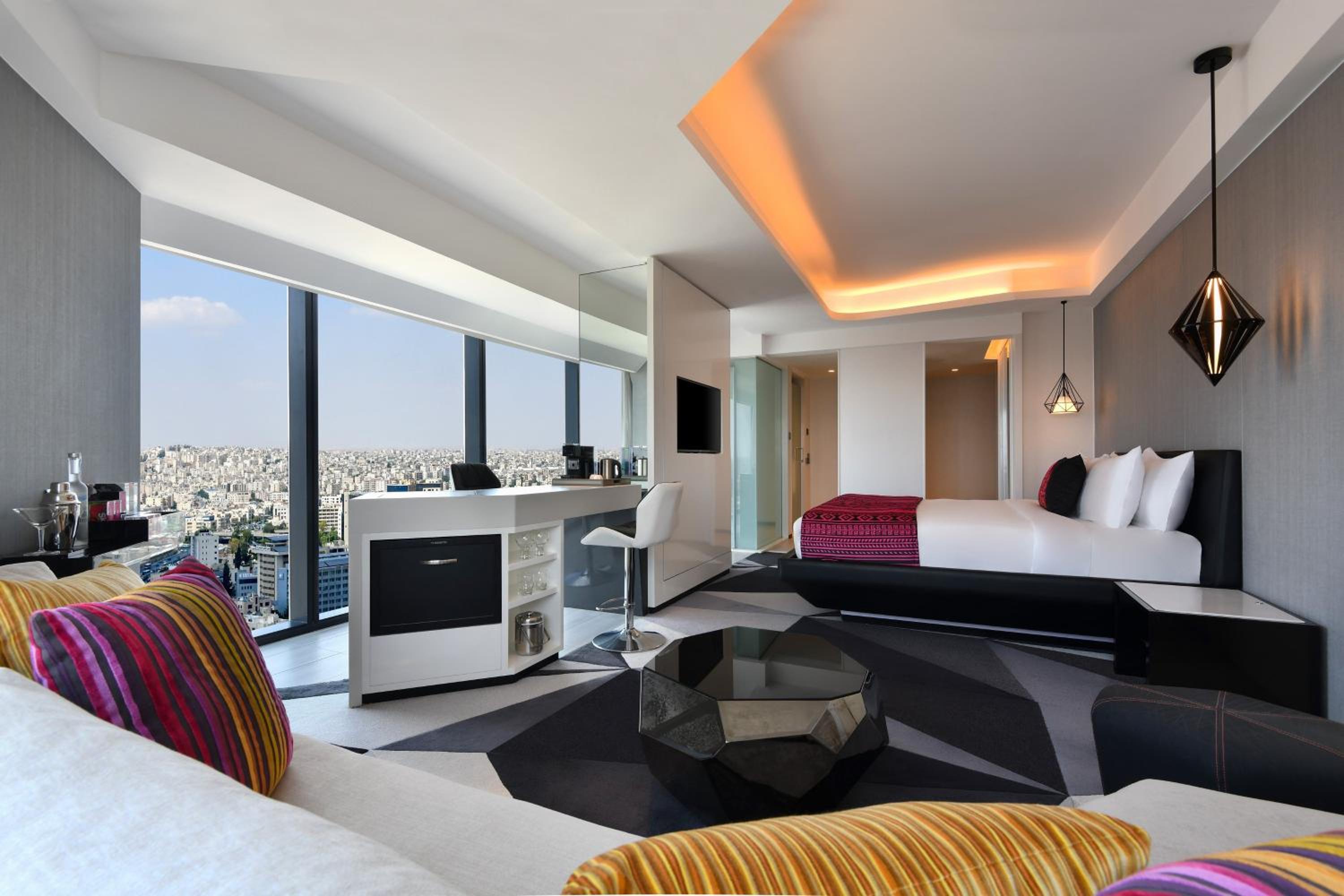 Premier Deluxe Guest Room, City View, 1 King Bed, Corner location