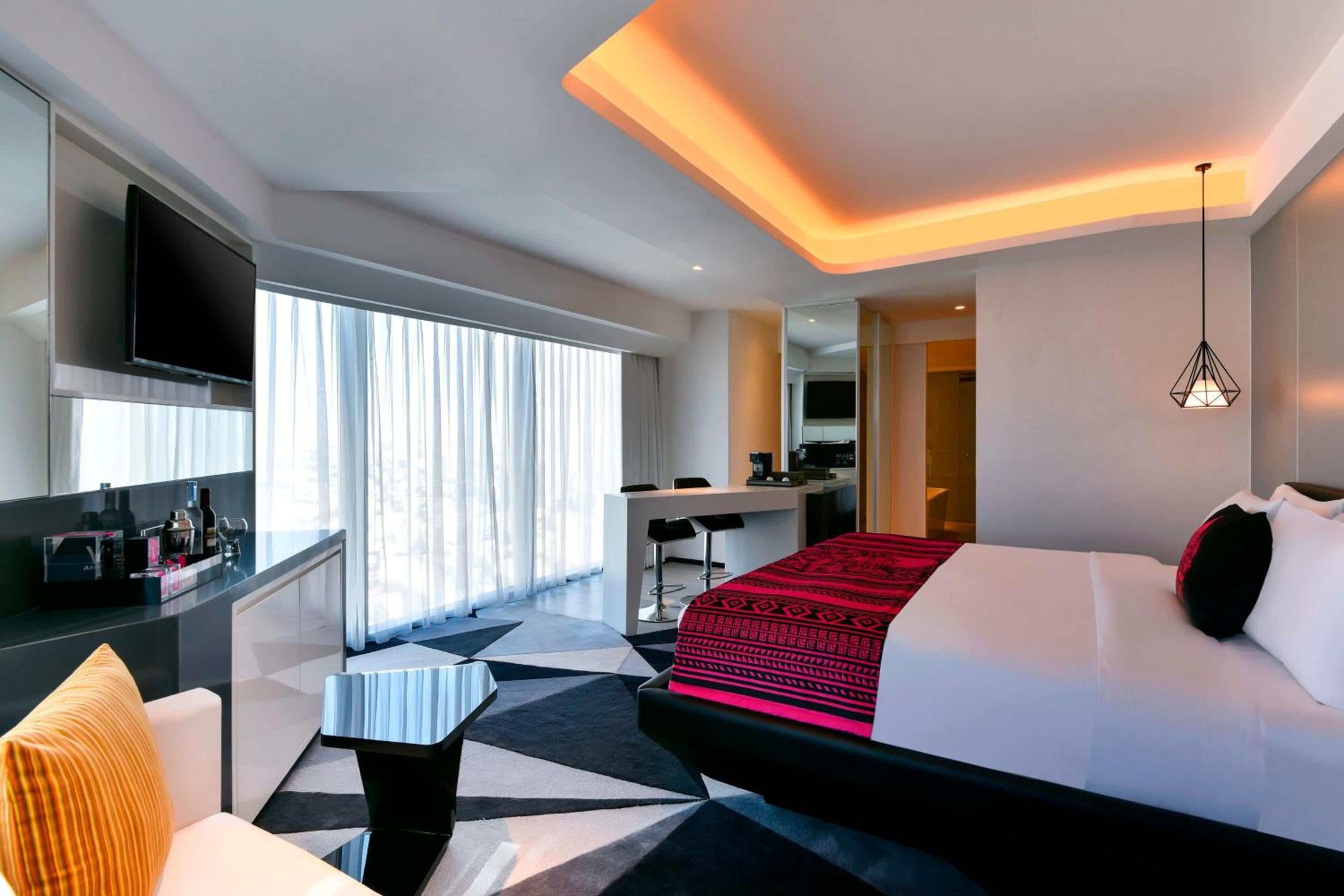 Supreme Guest Room, City View, 1 King Bed, Corner location - Photo 4