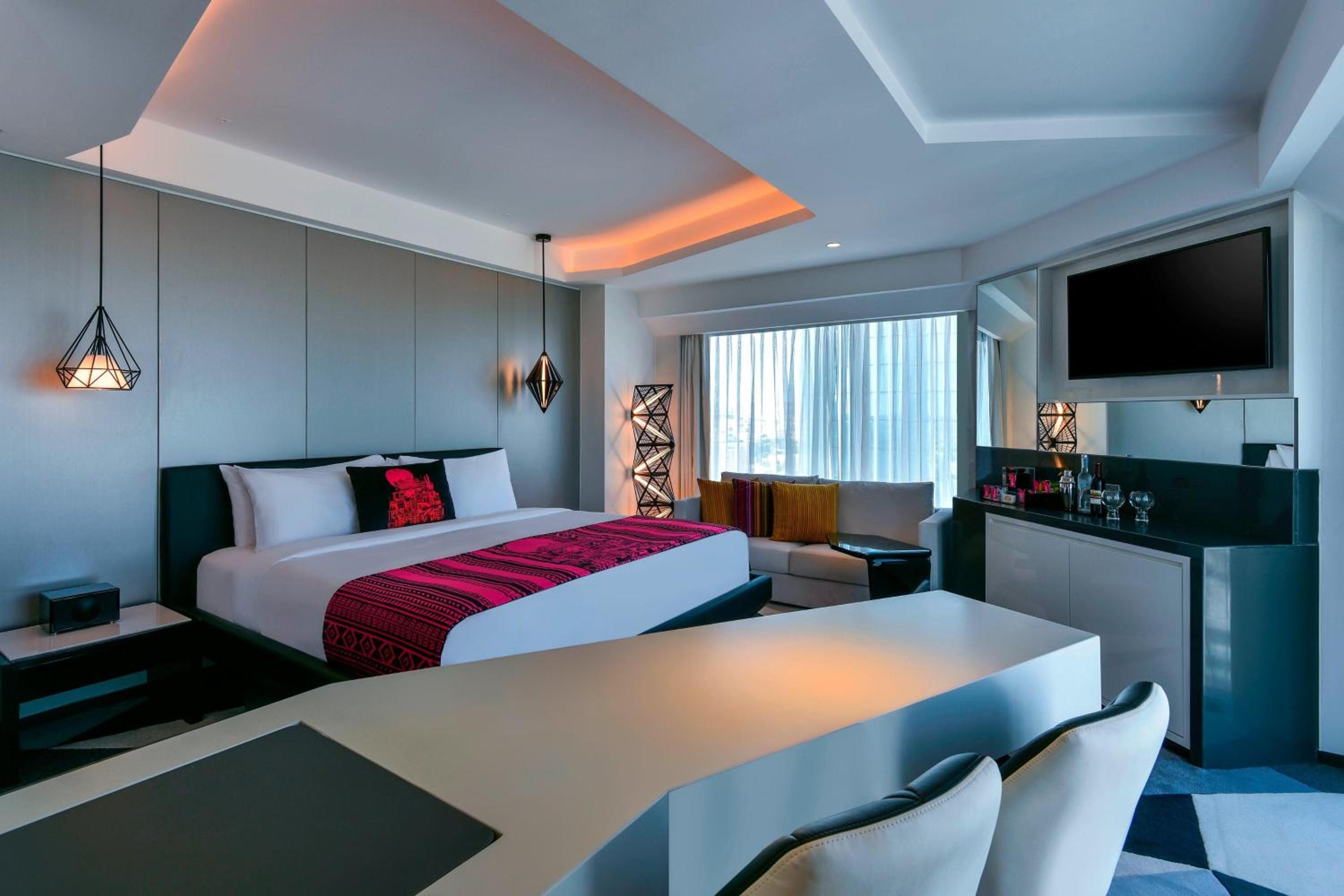 Supreme Guest Room, City View, 1 King Bed, Corner location - Photo 5