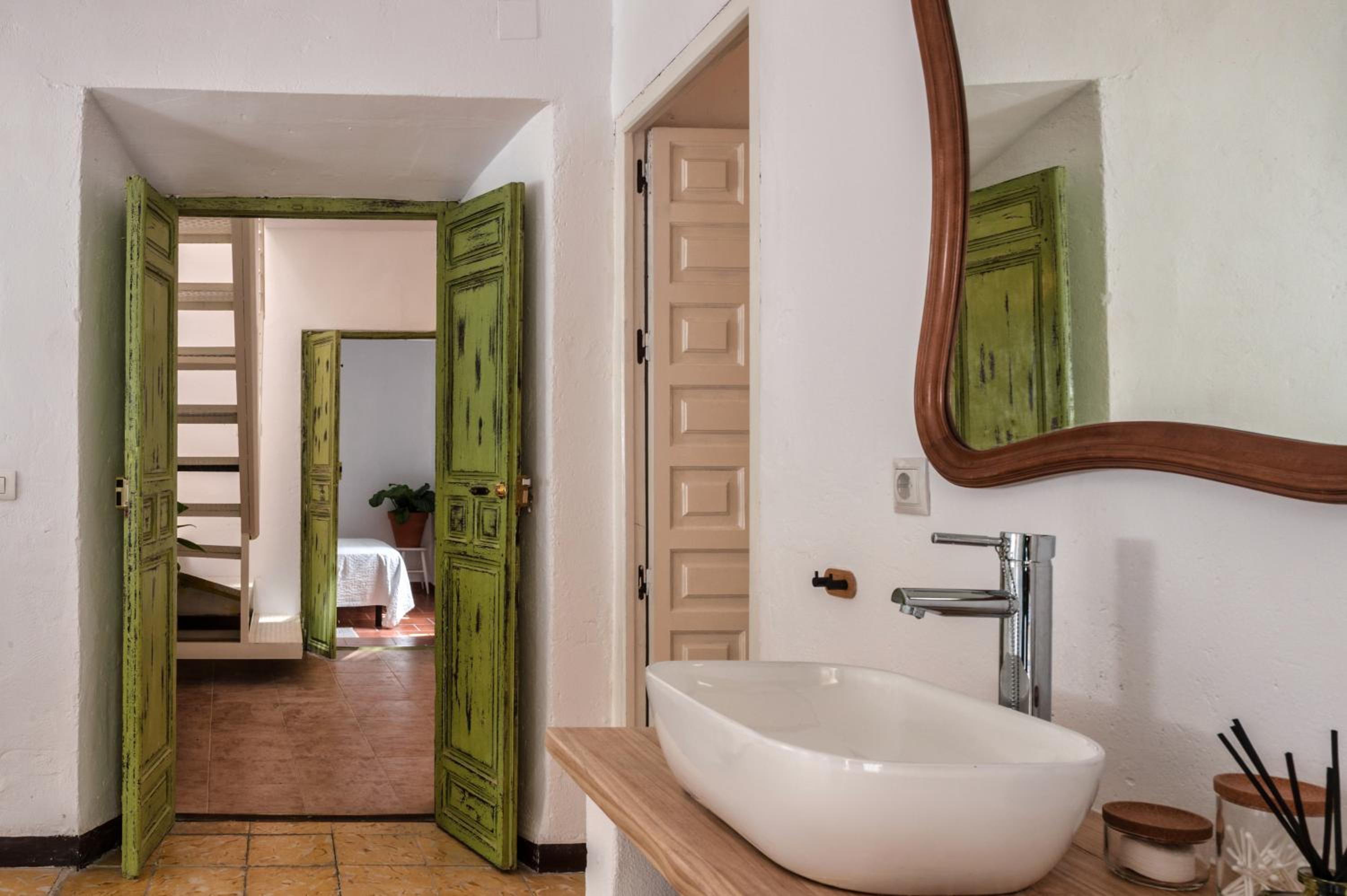 Deluxe Double Room with Balcony - Photo 7