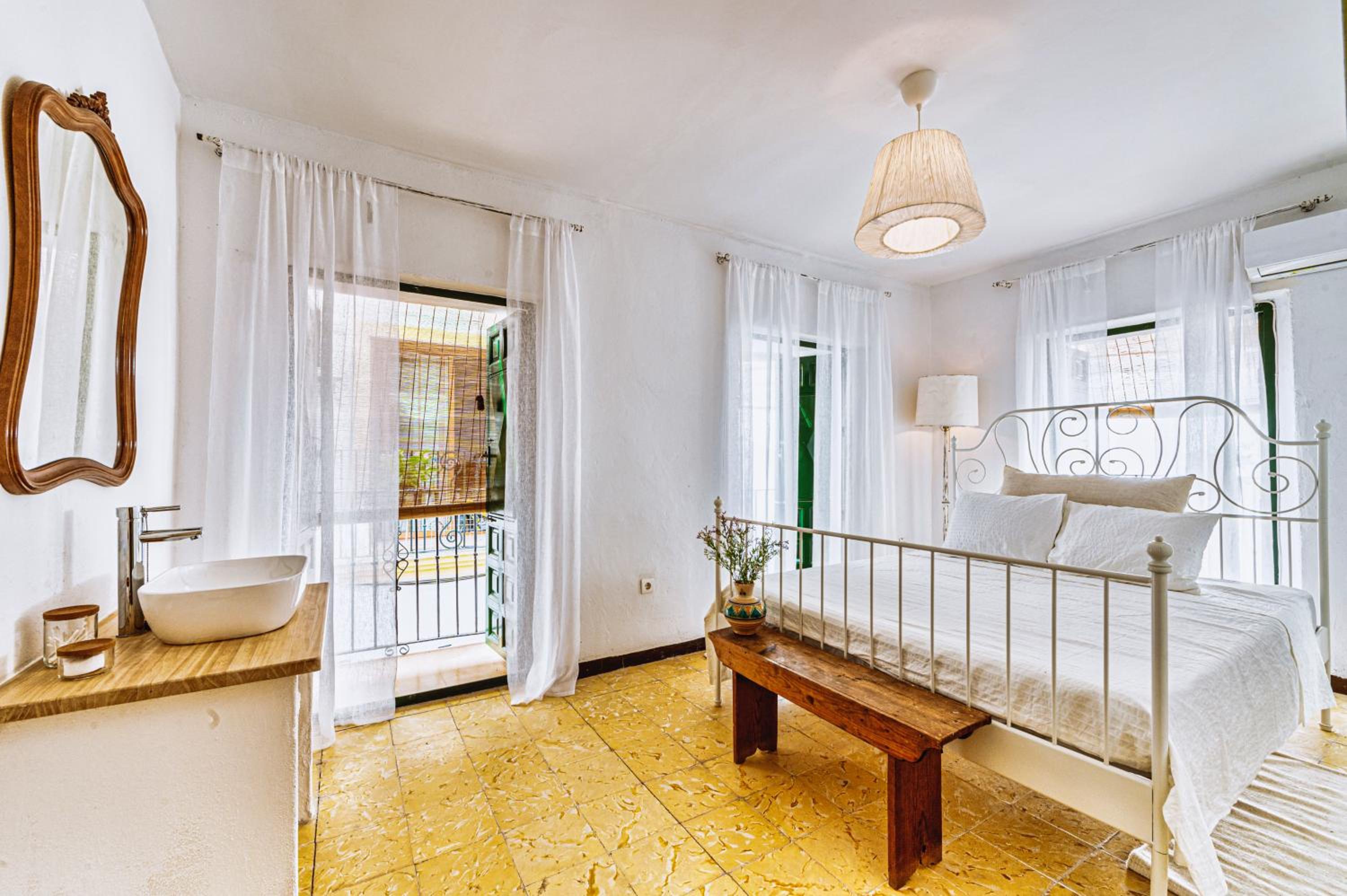 Deluxe Double Room with Balcony - Photo 11