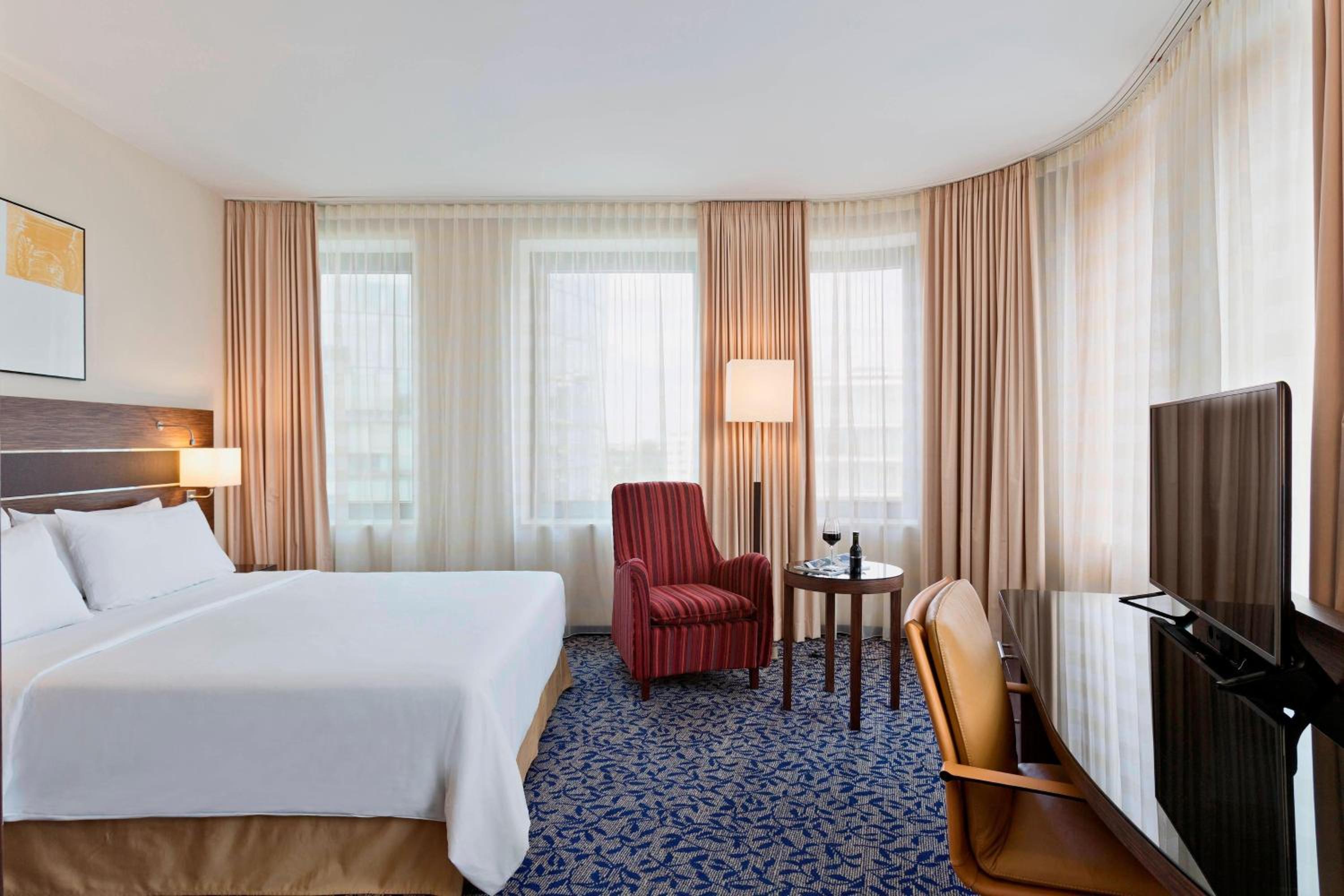 Deluxe King Room photo 2